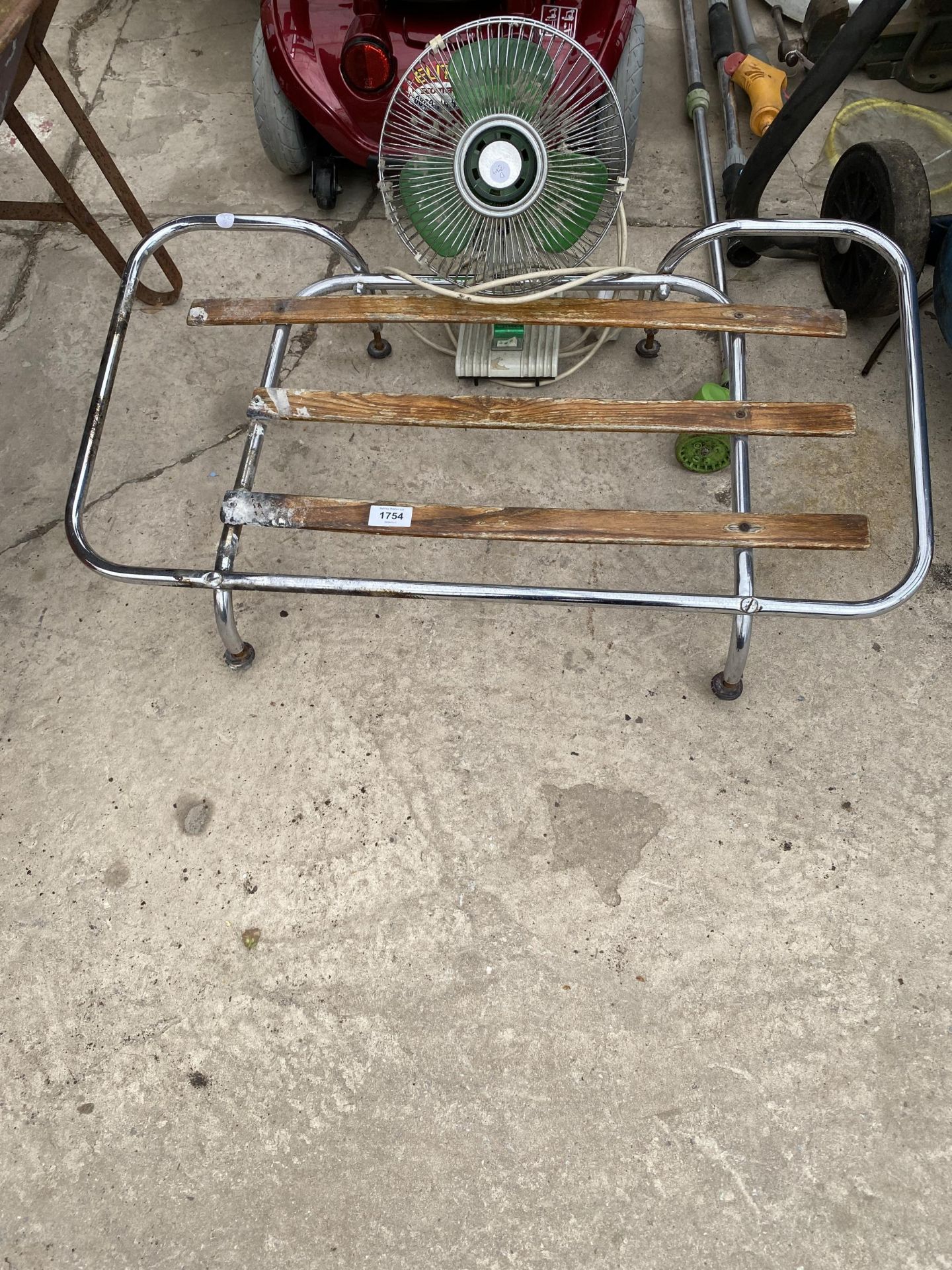 A VINTAGE VEHICLE RACK (BELIEVED TO FIT AN MG MIDGET) AND A DESK FAN