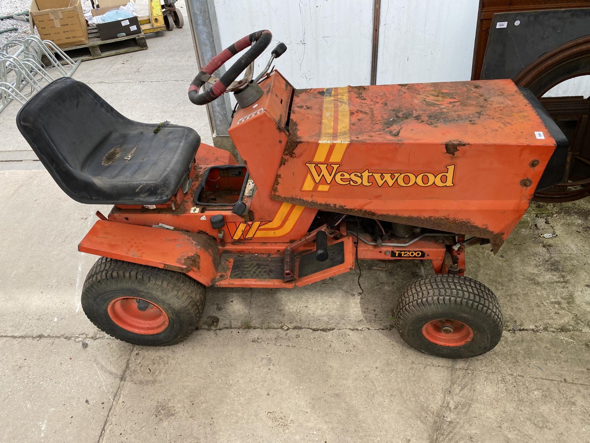 A WESTWOOD T1200 COMPACT TRACTOR FOR SPARES AND REPAIRS (KEY PRESENT)