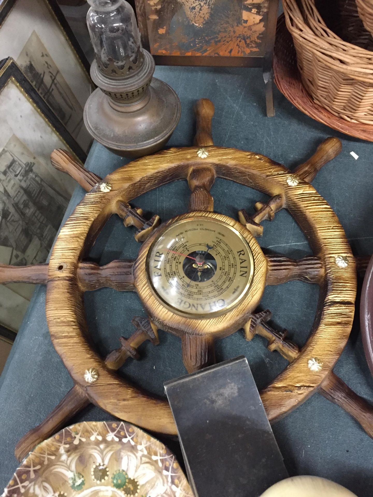 A MIXED VINTAGE LOT TO INCLUDE BRASS OIL LAMP, WICKER BASKETS, SHIPS WHEEL BAROMETER ETC - Image 3 of 3