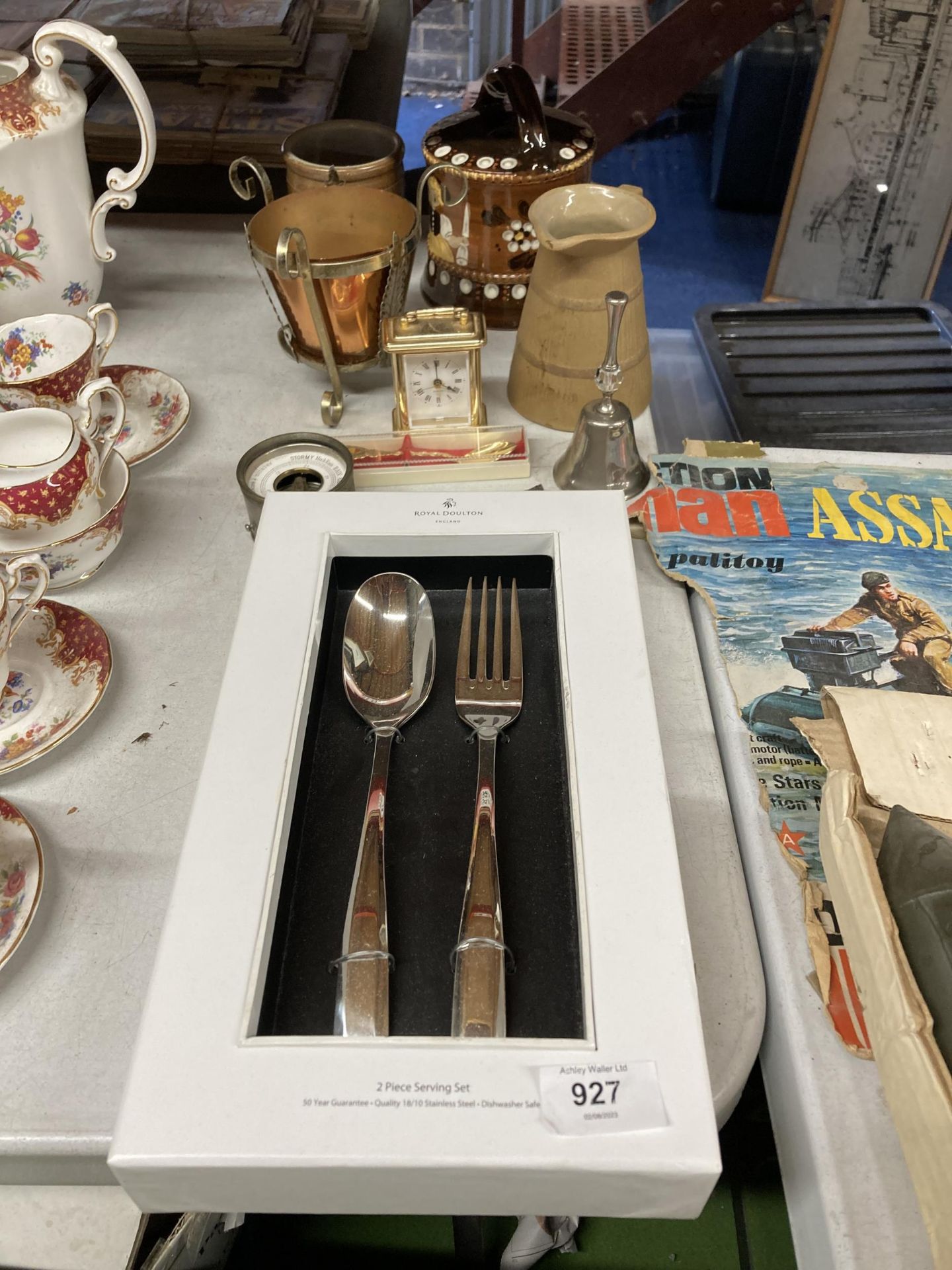 A MIXED LOT TO INCLUDE BOXED STAINLESS STEEL FLATWARE SET, CARRIAGE CLOCK, TREACLE WARE LIDDED POT