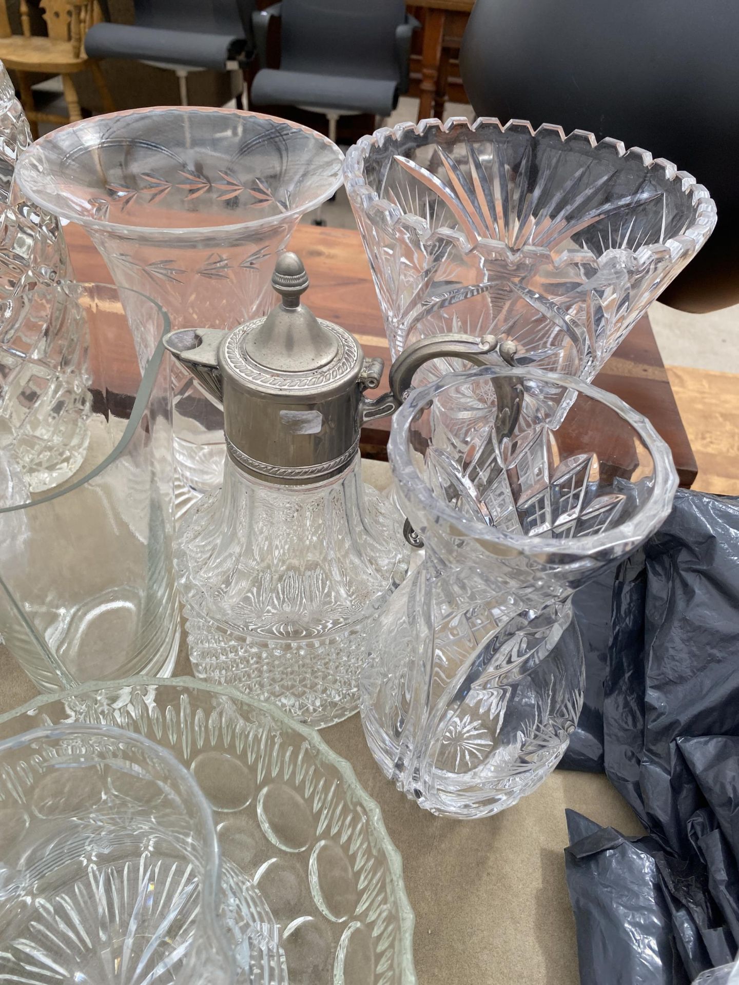 AN ASSORTMENT OF CUT GLASS WARE TO INCLUDE A WORLD CLOCK, A CLARET JUG AND VASES ETC - Image 3 of 5
