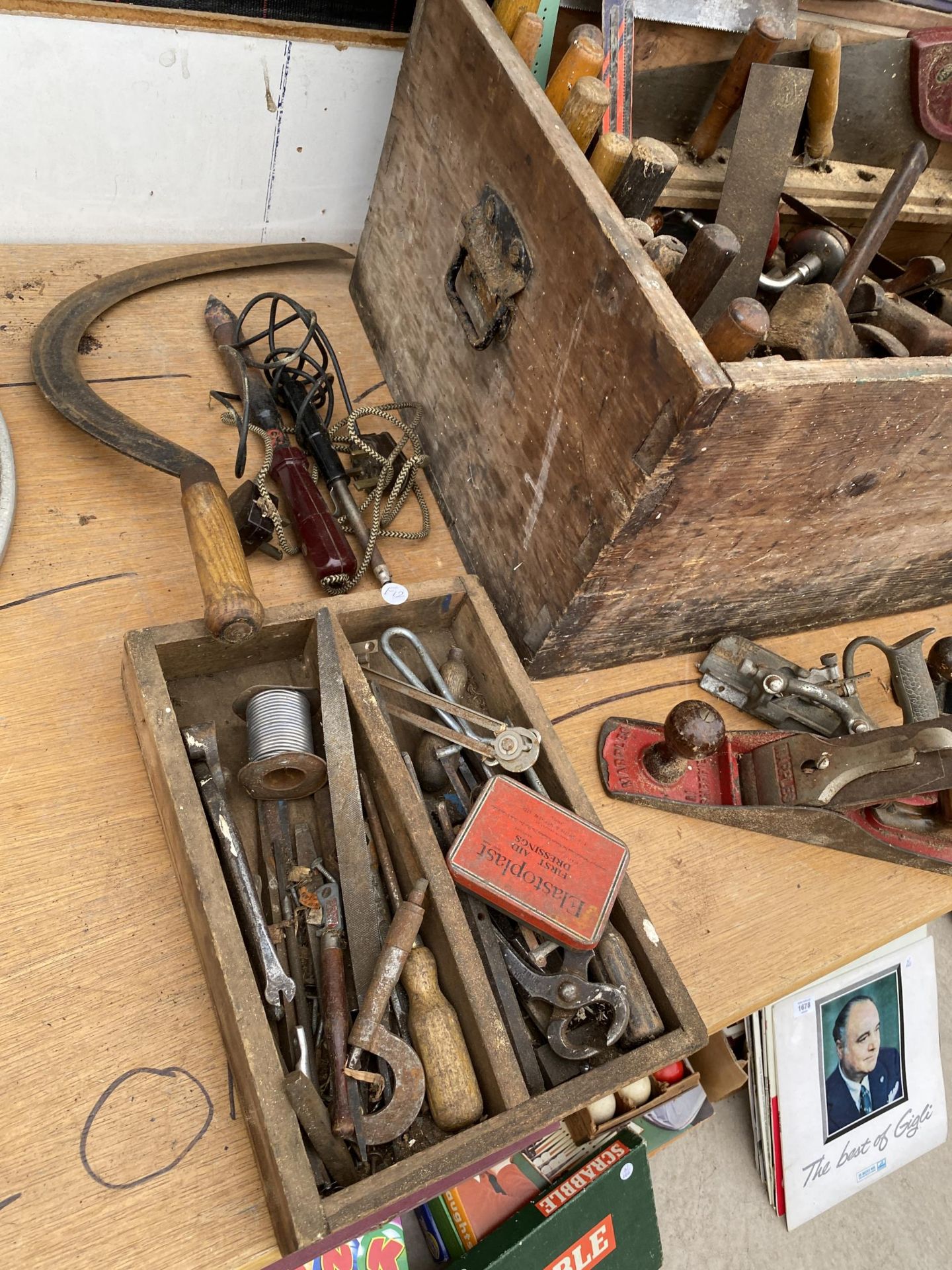 A LARGE VINTAGE WOODEN JOINERS CHEST TO INCLUDE AN ASSORTMENT OF TOOLS TO INCLUDE WOOD PLANES, - Image 9 of 10