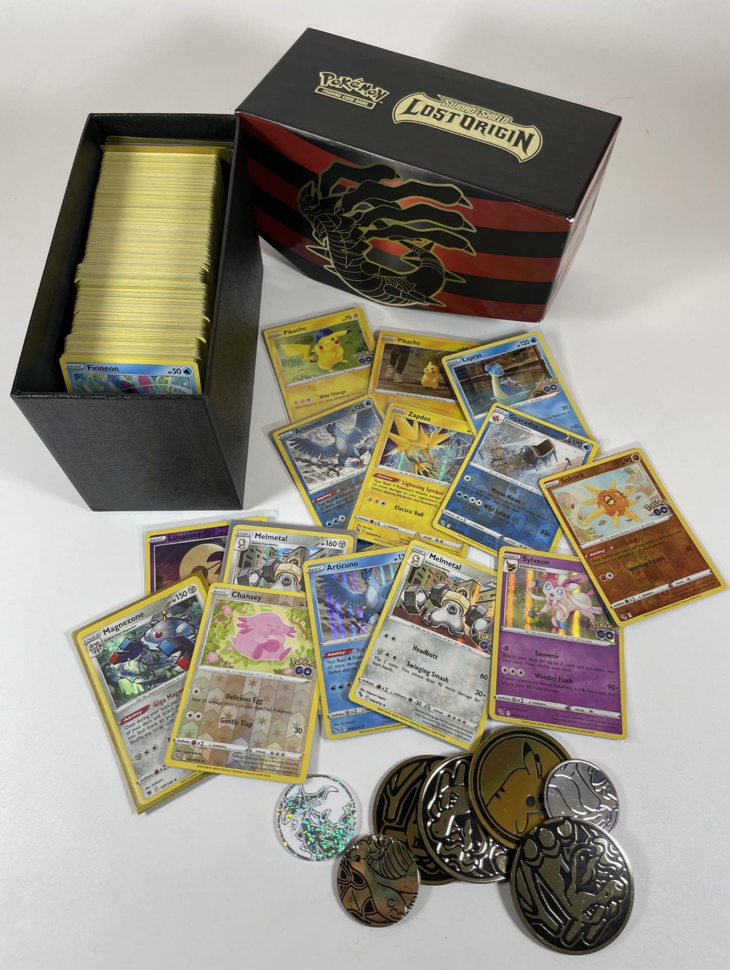 A TRAINER BOX OF ASSORTED POKEMON TRADING CARDS, HOLOS, TOKENS ETC