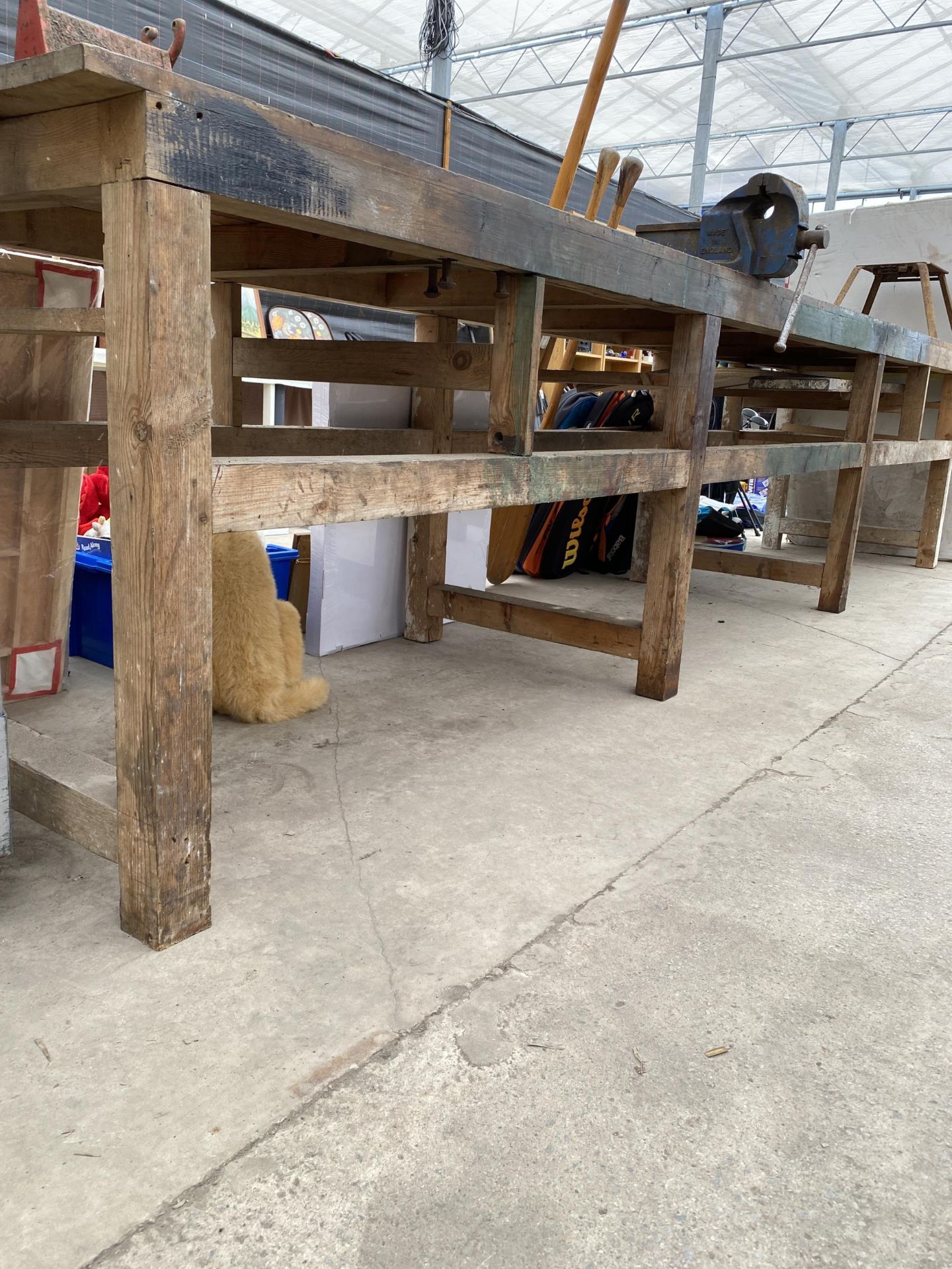 A VERY LARGE WOODEN WORK BENCH WITH RECORD NO.5 BENCH VICE ATTATCHED (L:410CM) - Bild 4 aus 5