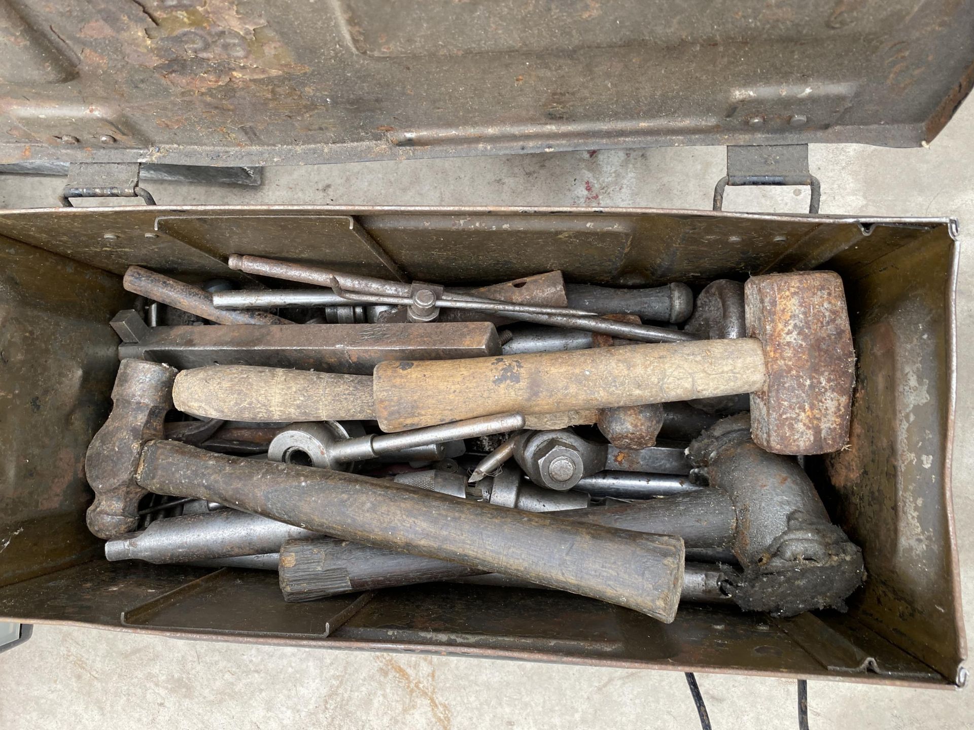 A METAL TOOL BOX WITH AN ASSORTMENT OF TOOLS TO INCLUDE HAMMERS ETC - Image 2 of 2