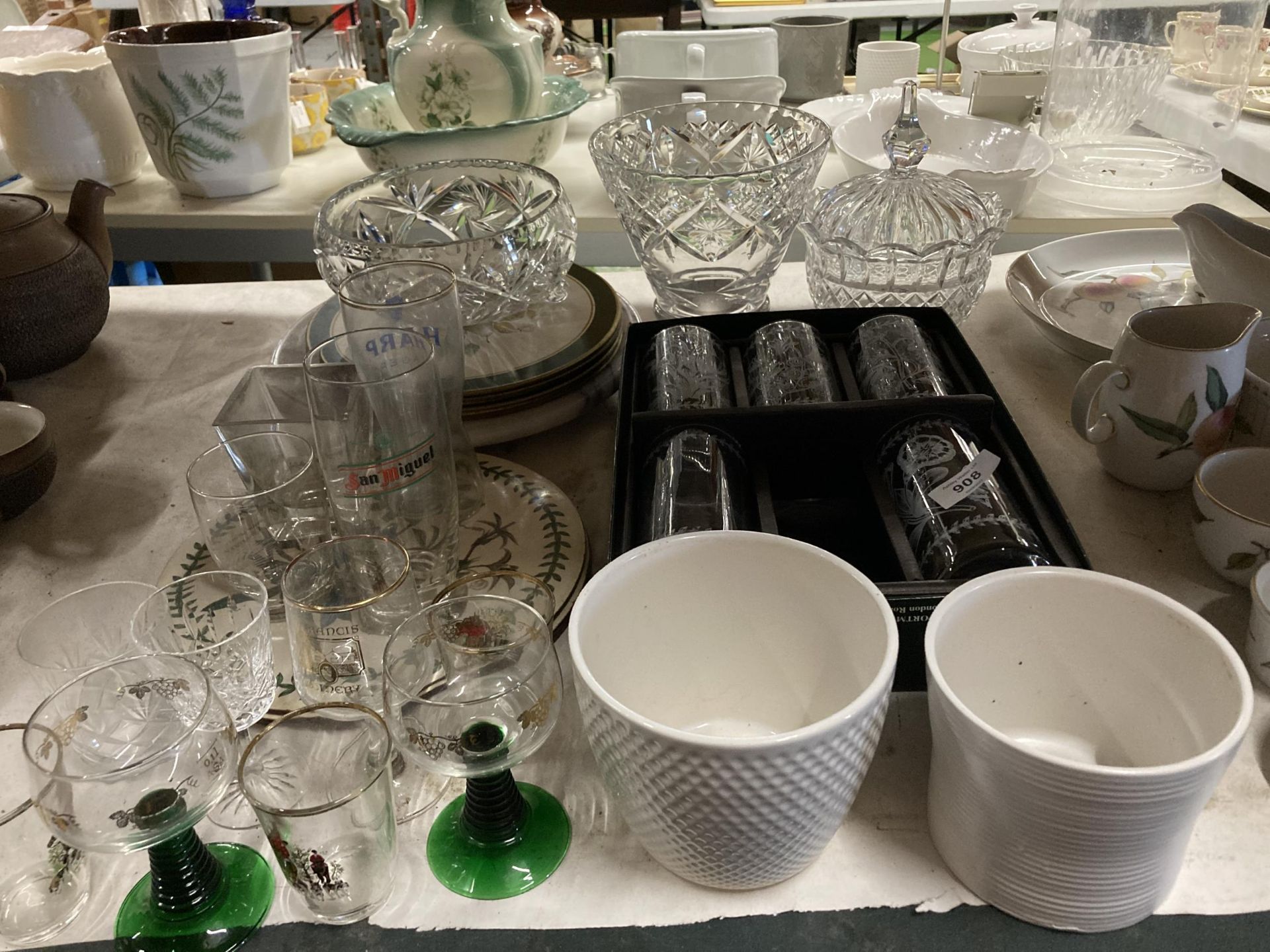 A MIXED LOT OF GLASSWARE TO INCLUDE BOXED GLASS SET, CUT GLASS FRUIT BOWL ETC