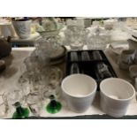 A MIXED LOT OF GLASSWARE TO INCLUDE BOXED GLASS SET, CUT GLASS FRUIT BOWL ETC
