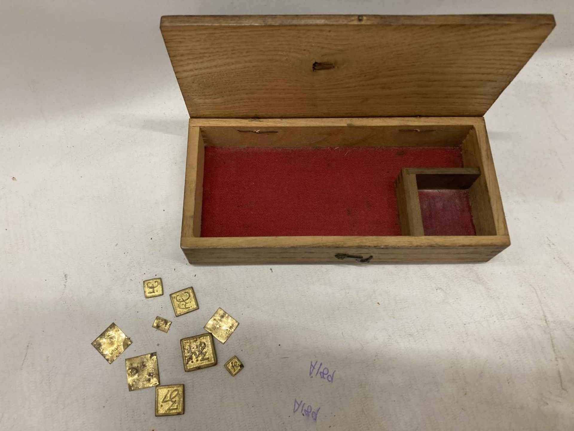 A SET OF VINTAGE JEWELLERY SCALES, BOXED - Image 2 of 3