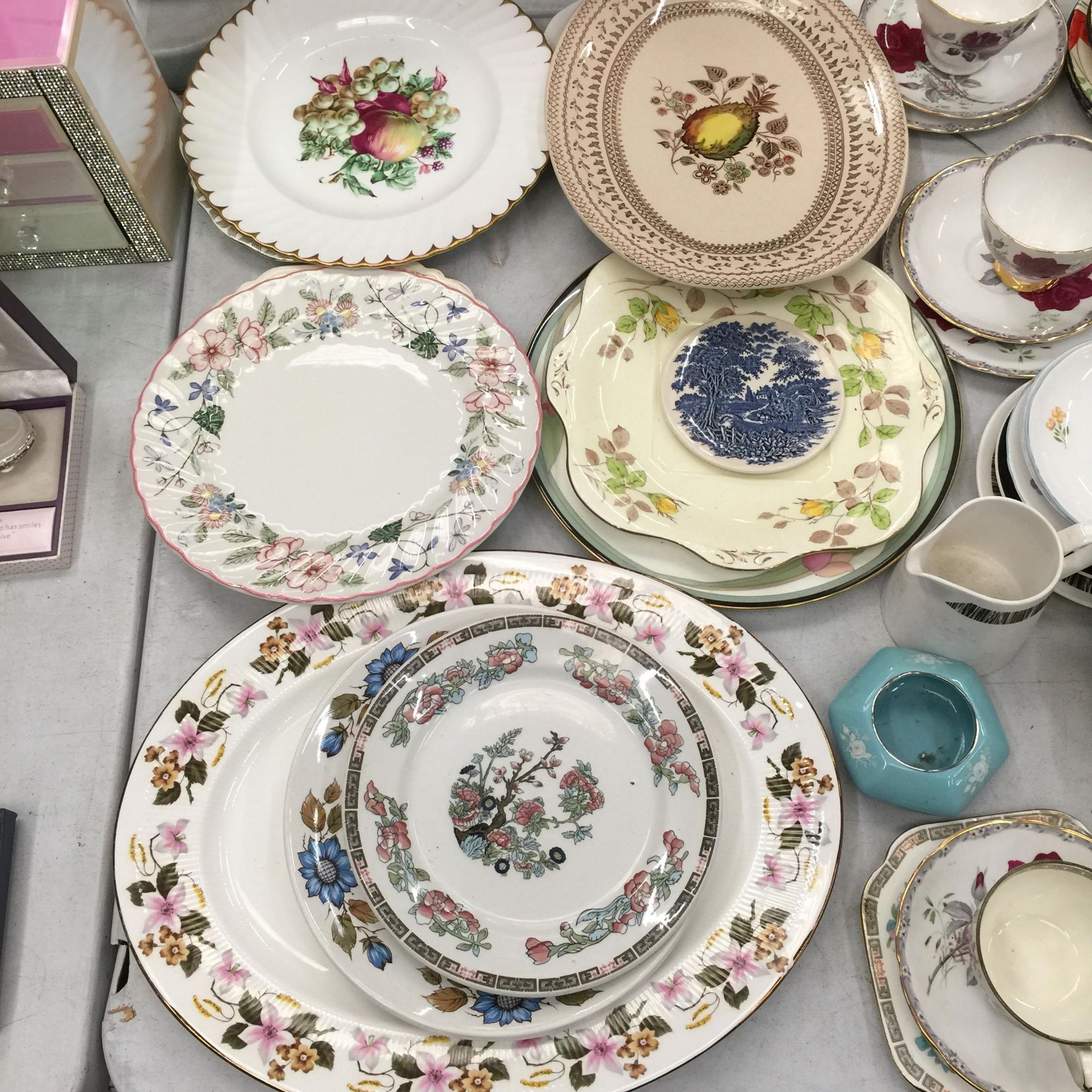 A LARGE QUANTITY OF VINTAGE PLATES, CUPS, SAUCERS, ETC TO INCLUDE ROYAL STAFFORD, SHELLEY SAUCERS, - Bild 2 aus 3