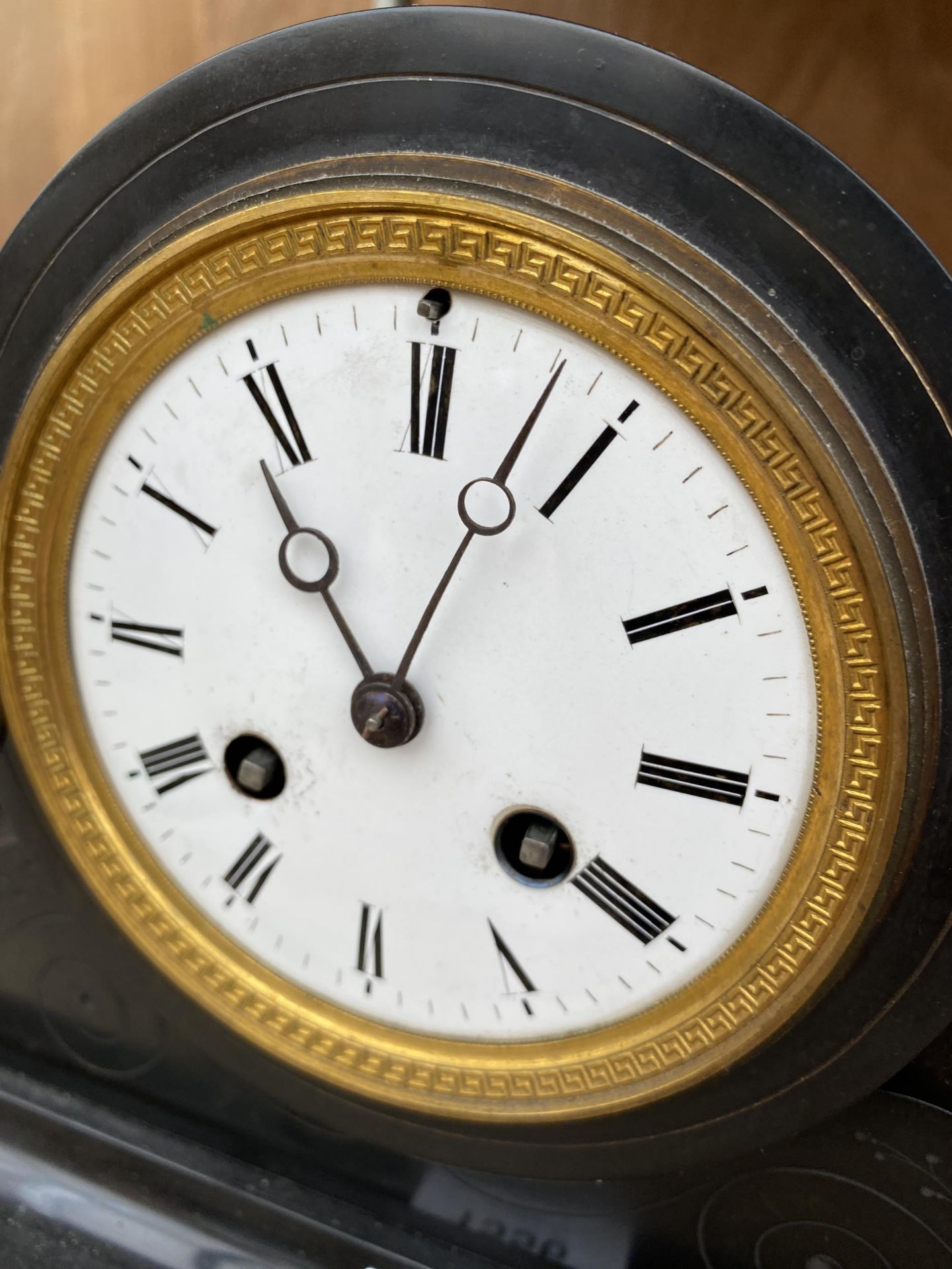 A DECORATRIVE POSSIBLY MARBEL MANTLE CLOCK WITH KEYS - Image 3 of 6