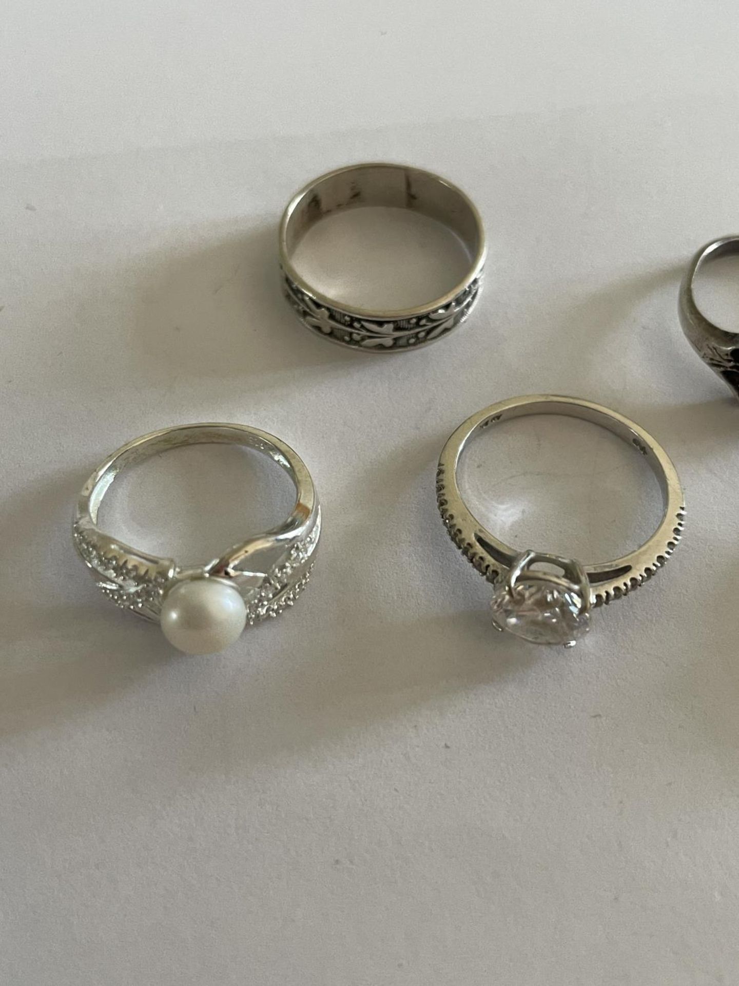 FIVE VARIOUS SILVER RINGS - Image 2 of 4