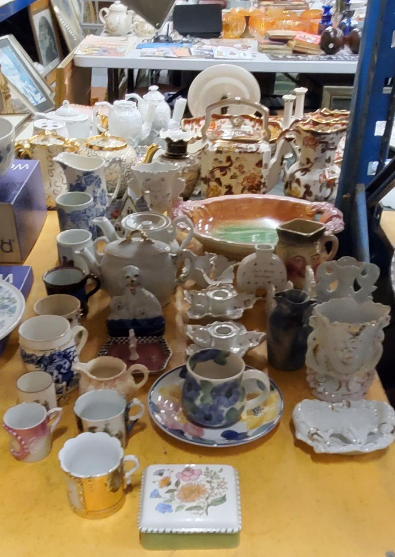 A QUANTITY OF VINTAGE CERAMIC ITEMS TO INCLUDE TEAPOTS, JUGS, VASES, CUPS, CANDLESTICKS, ETC