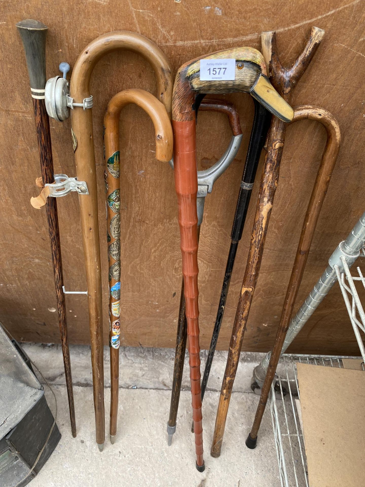 AN ASSORTMENT OF WALKING STICKS TO INCLUDE TWO SWAGGER STICKS ONE WITH A STERLING SILVER COLLAR