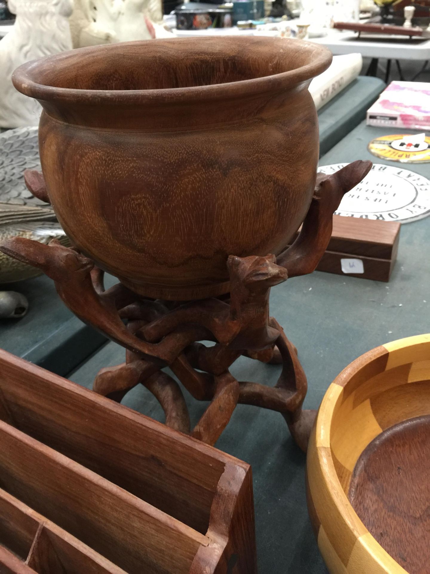 A COLLECTION OF TREEN ITEMS TO INCLUDE AN AFRICAN HAND CARVED STAND AND BOWL, VINTAGE BOXES, - Image 2 of 3