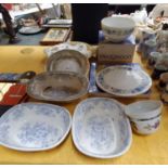 A QUANTITY OF VINTAGE CERAMICS TO INCLUDE BLUE AND WHITE SERVING BOWLS, A LARGE WEDGWOOD '