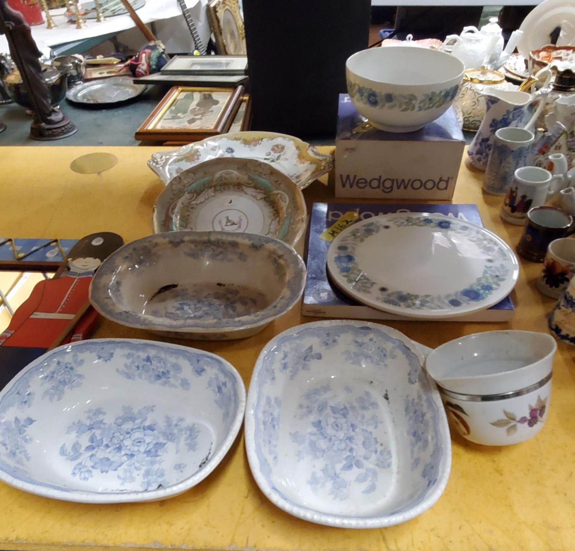 A QUANTITY OF VINTAGE CERAMICS TO INCLUDE BLUE AND WHITE SERVING BOWLS, A LARGE WEDGWOOD '