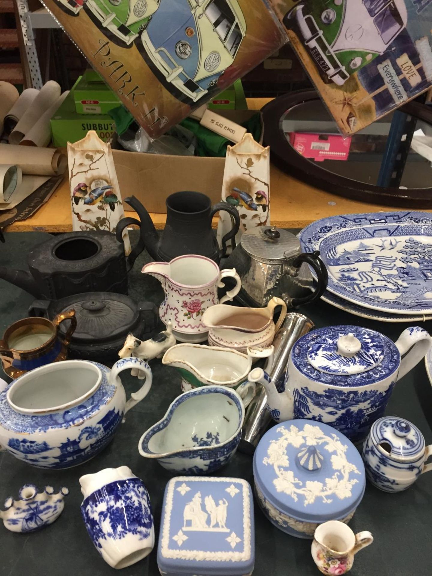 A WEDGWOOD TRINKET BOX AND ANOTHER, VICTORIAN BLUE AND WHITE TEAPOTS AND CREAM JUG, OTHER