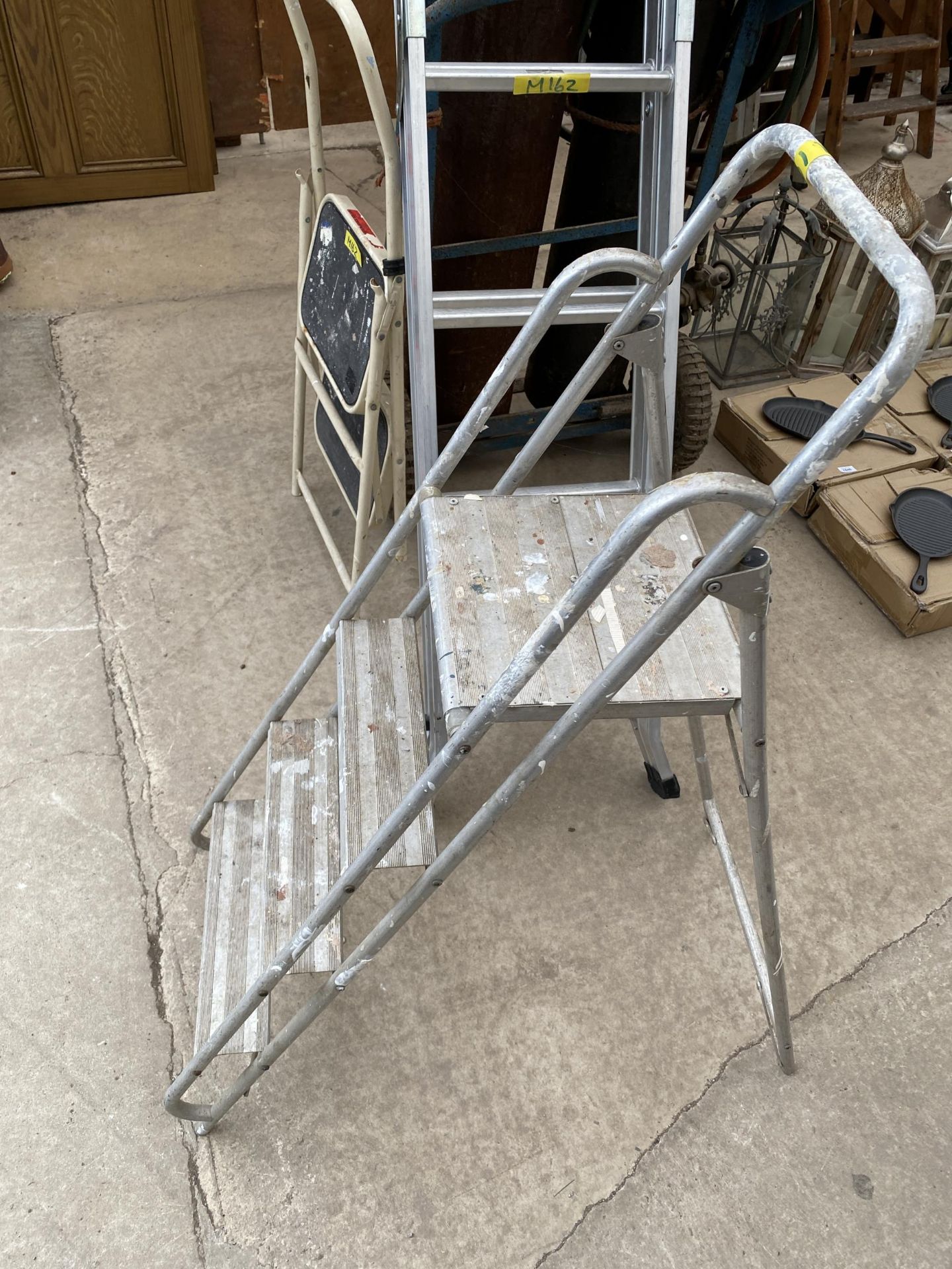 AN ASSORTMENT OF LADDERS TO INCLUDE AN ALUMINIUM ABRU THREE WAY LADDER AND TWO FURTHER STEP LADDERS - Image 3 of 4