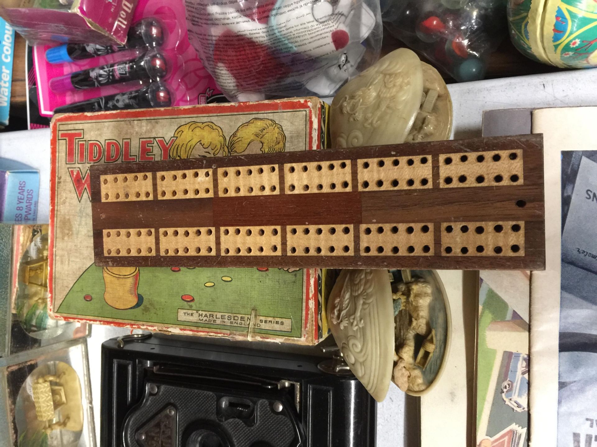 A MIXED LOT OF VINTAGE TOYS AND GAMES, ALPHABET GAME, MARBLES ETC - Image 3 of 5