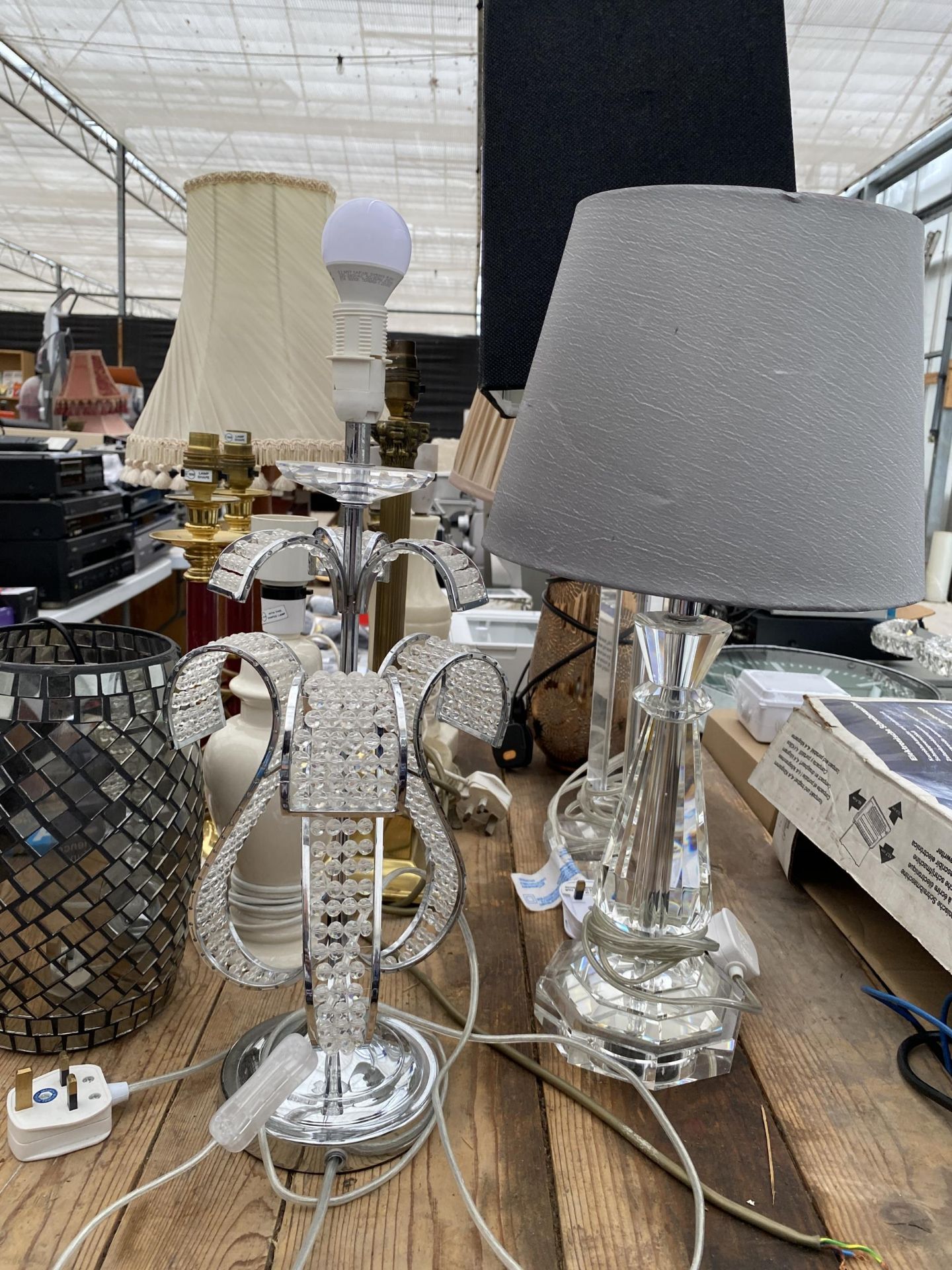 AN ASSORTMENT OF VARIOUS TABLE LAMPS - Image 3 of 4