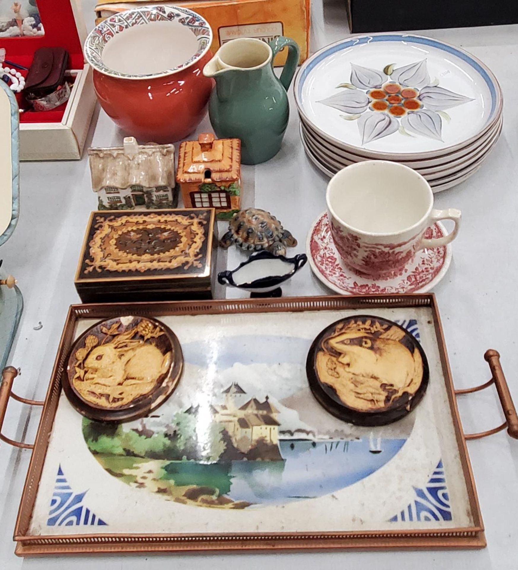 A QUANTITY OF DENBY 'CHATSWORTH' PLATES AND JUG, COTTAGE WARE, A VINTAGE GALLERIED TRAY, A LARGE