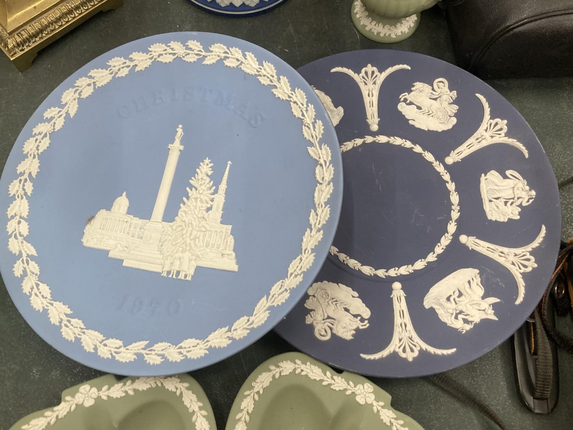 A COLLECTION OF WEDGWOOD JASPERWARE TO INCLUDE VASES, PLATES, PIN TRAYS, ETC - Image 3 of 5