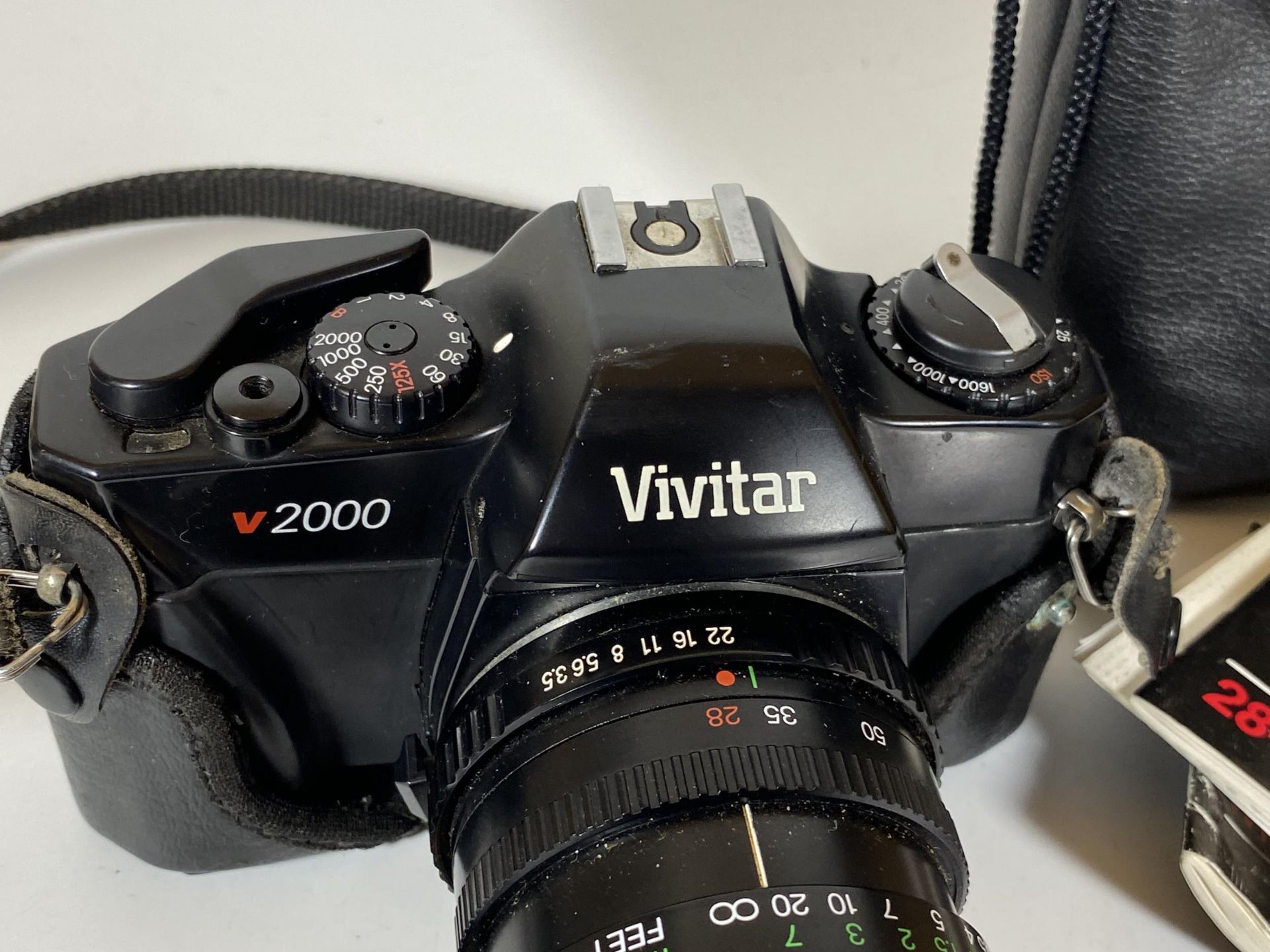 A VIVITAR V2000 CAMERA FITTED WITH VIVITAR MACRO FOCUS ZOOM 28-70MM LENS, BOOKLETS AND ACCESSORIES - Bild 2 aus 4