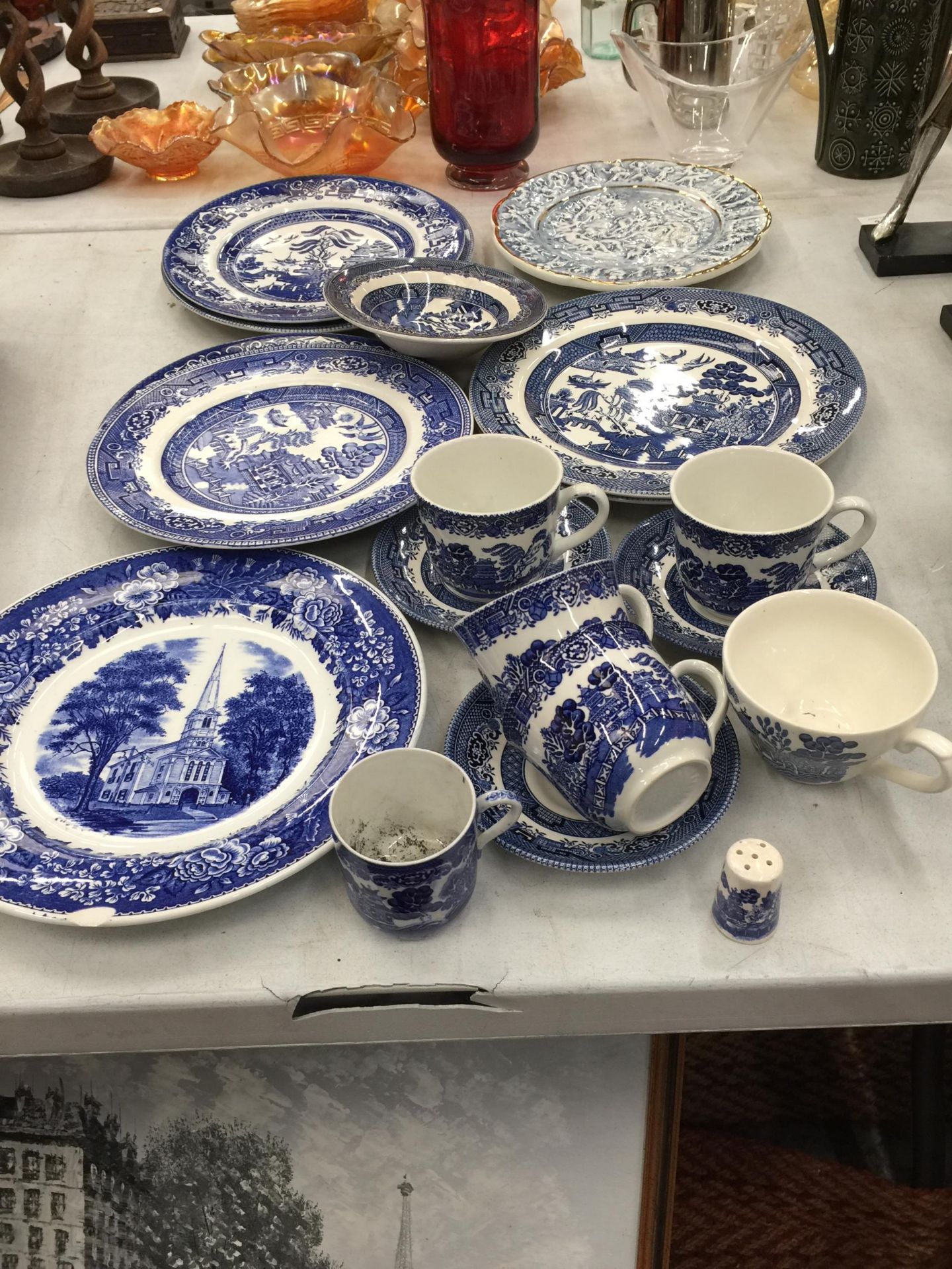 A QUANTITY OF BLUE AND WHITE 'WILLOW' PATTERN PLATES, CUPS AND SAUCERS PLUS A CAPODIMONTE MAJOLICA