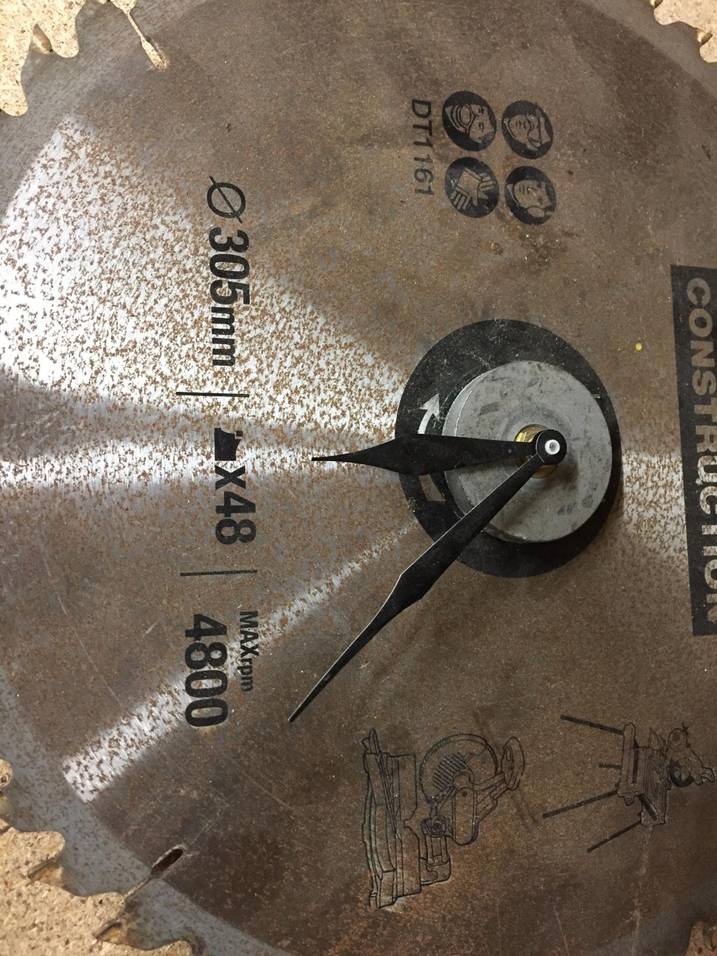 A METAL DE-WALT ADVERTISING BAND SAW CLOCK FROM HARDWARE SHOP - Image 3 of 3