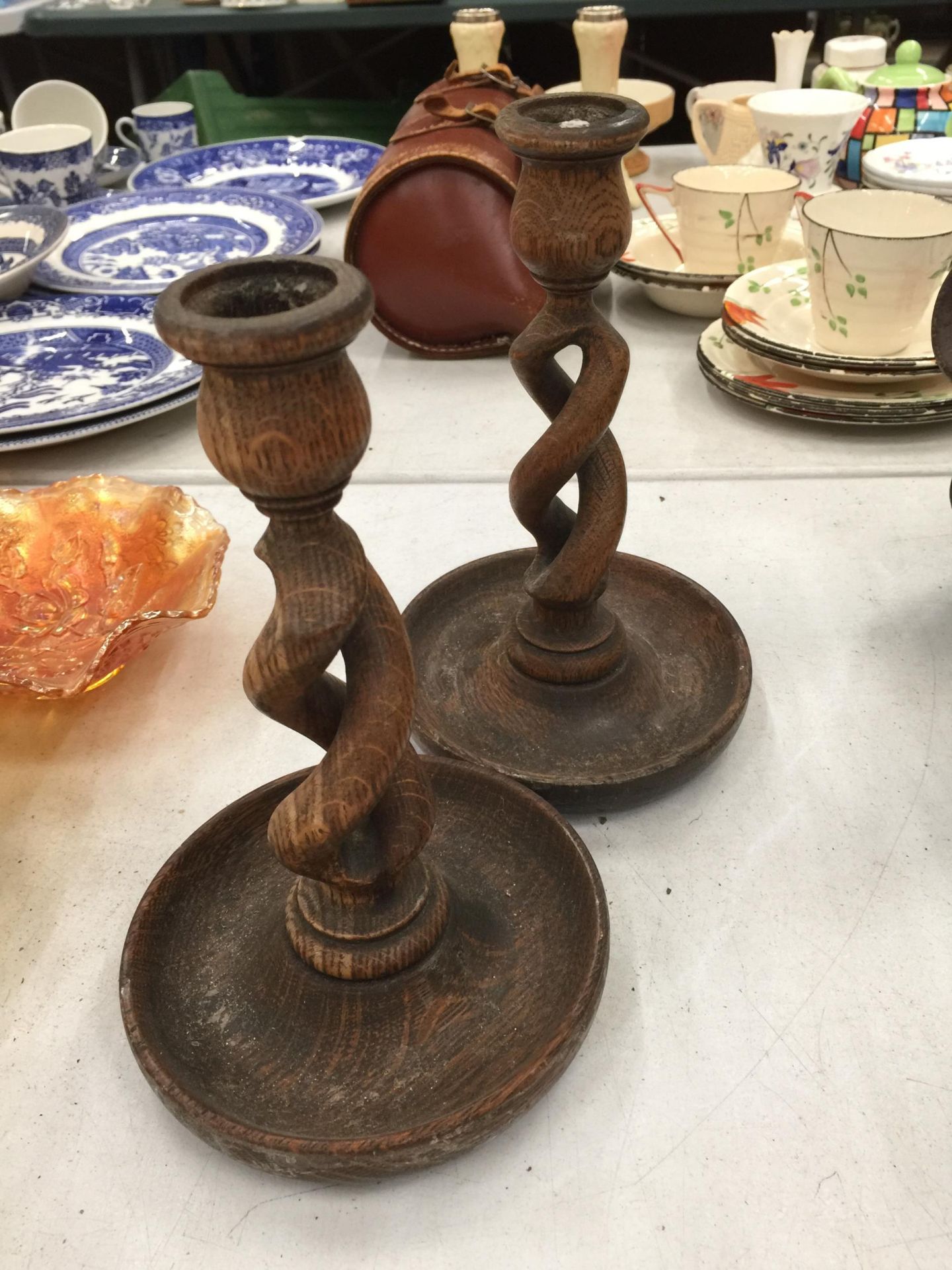 A COLLECTION OF TREEN TO INCLUDE CANDLESTICKS WITH TWISTED STEMS, A PIPE RACK, CANON, BOXES, PAGE - Image 3 of 5