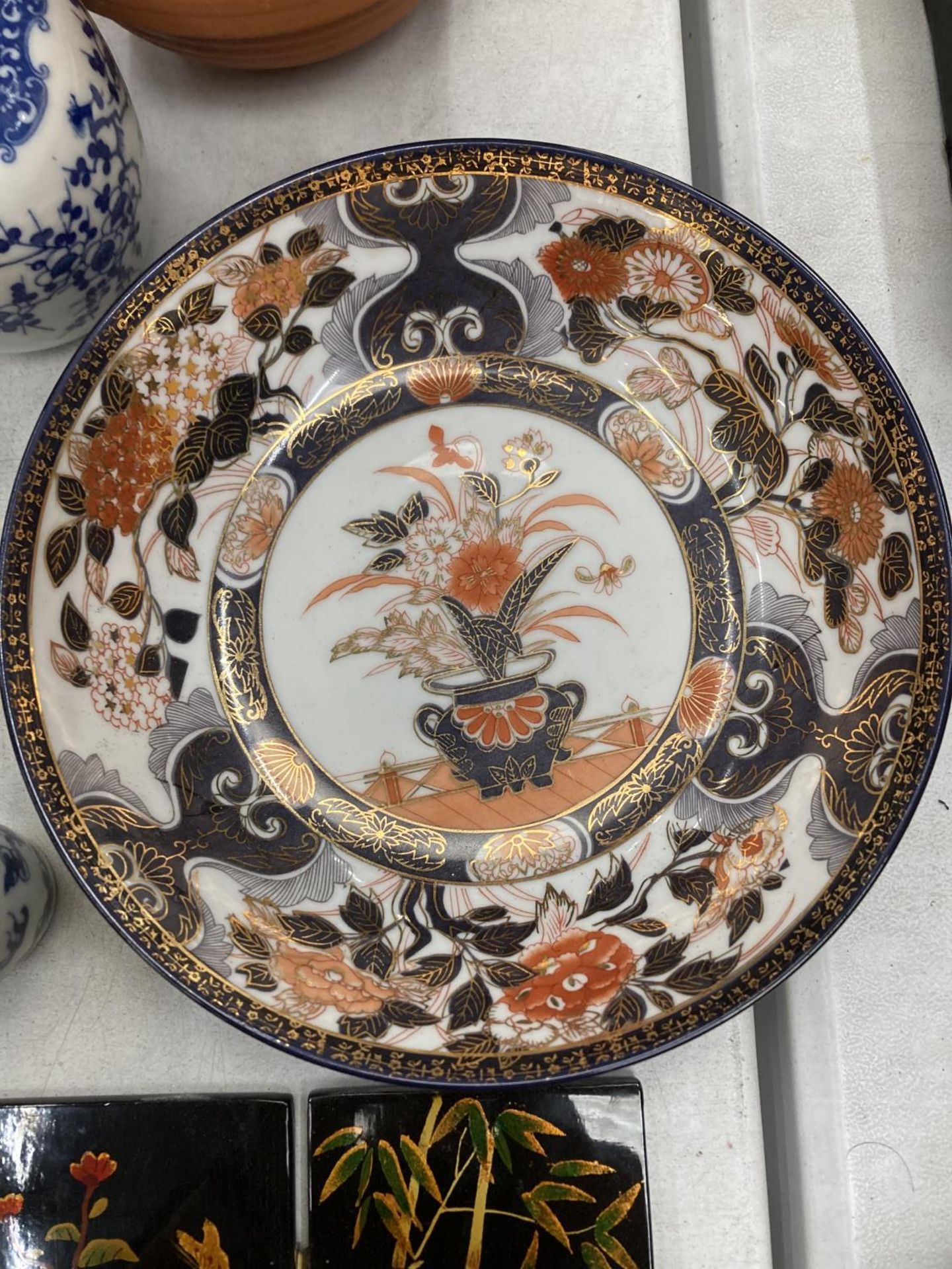 AN ORIENTAL STYLE LOT TO INCLUDE A FIGURINE, A SMALL SCREEN, BOWL, PLATE, POTS AND A MODEL OF A - Image 4 of 6