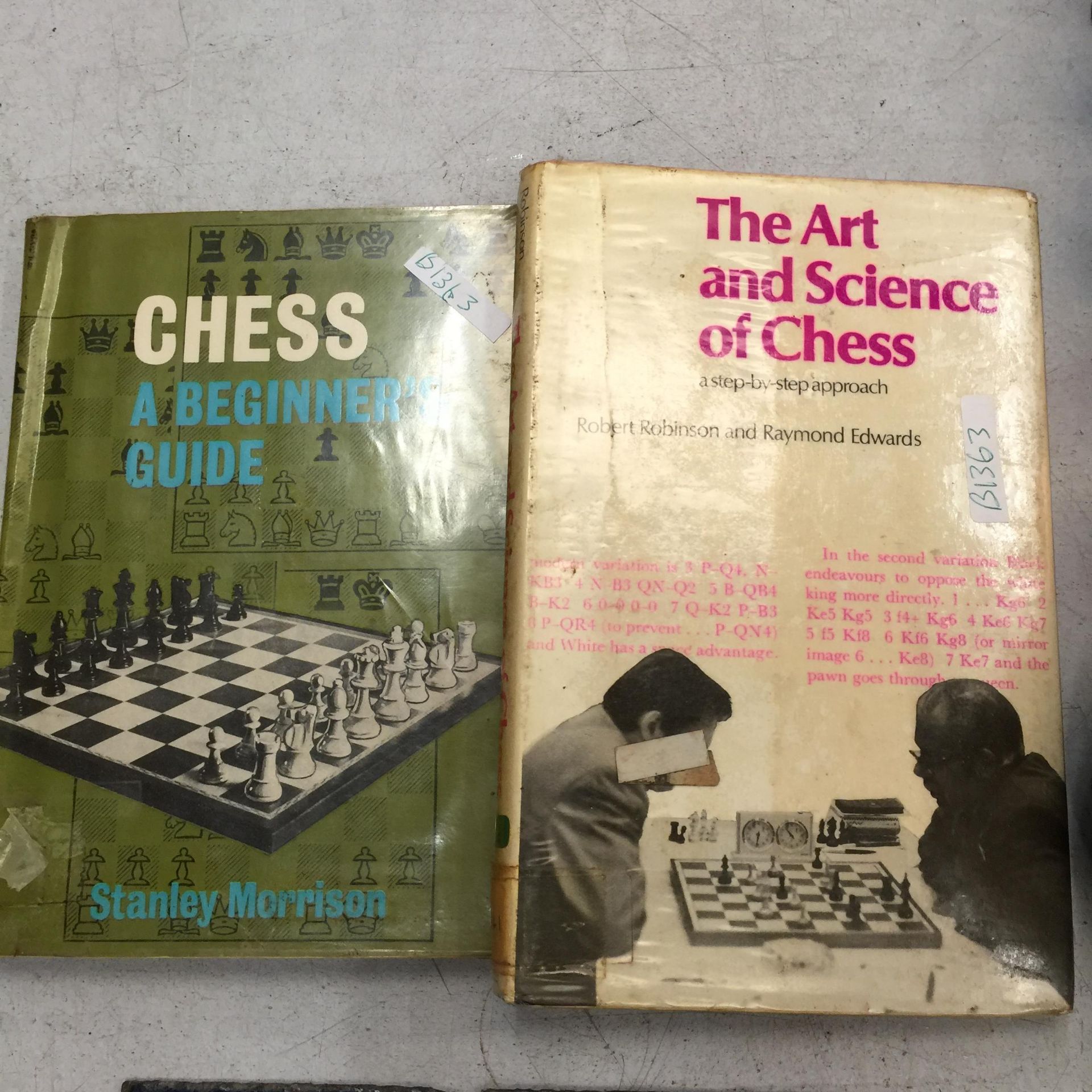 A SET OF VINTAGE SPEAR'S GAMES CHESSMEN PLUS SIX CHESS BOOKS - Image 2 of 3