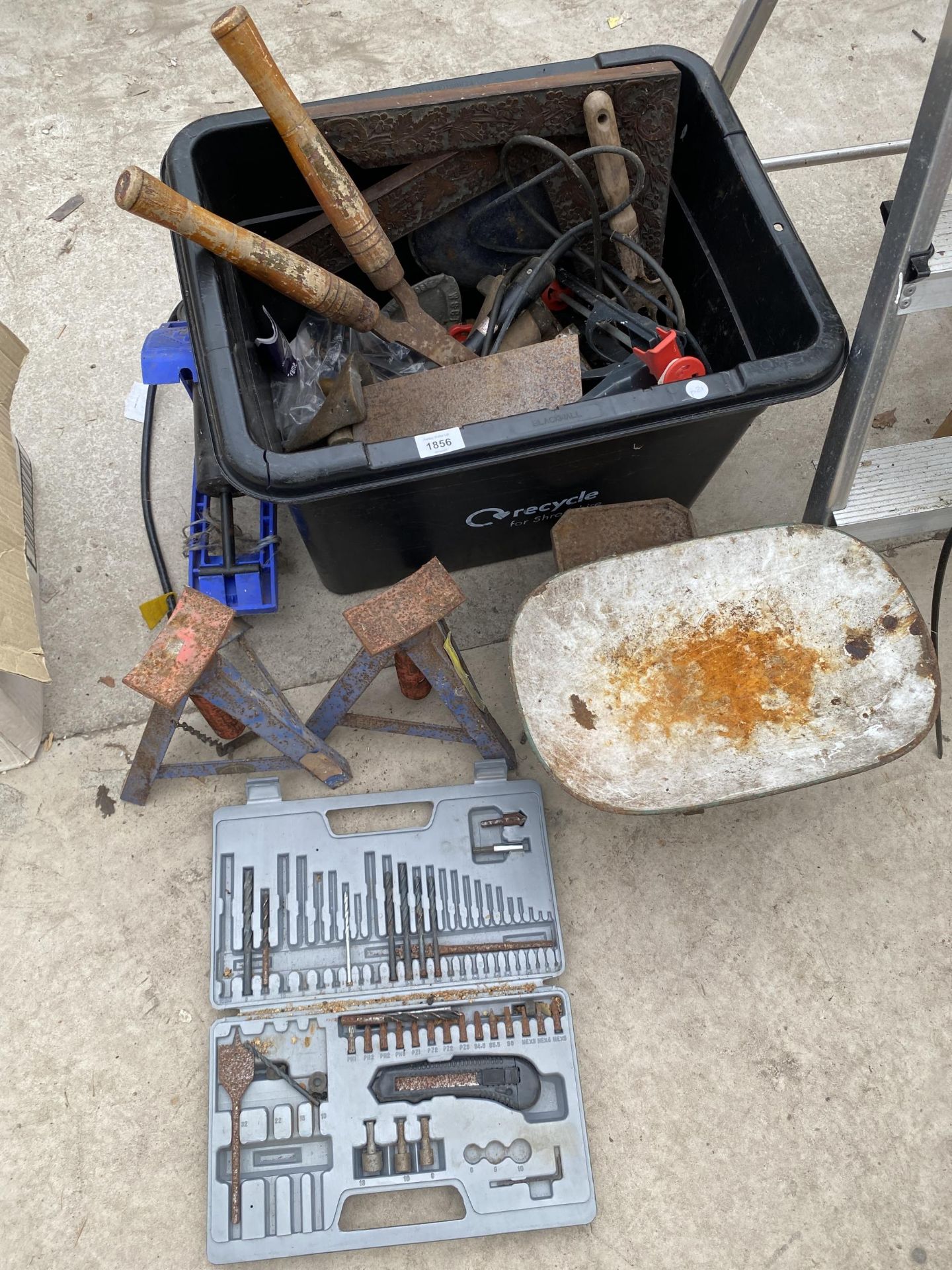 AN ASSORTMENT OF ITEMS TO INCLUDE SCALES, SHEARS AND A FOOT PUMP ETC
