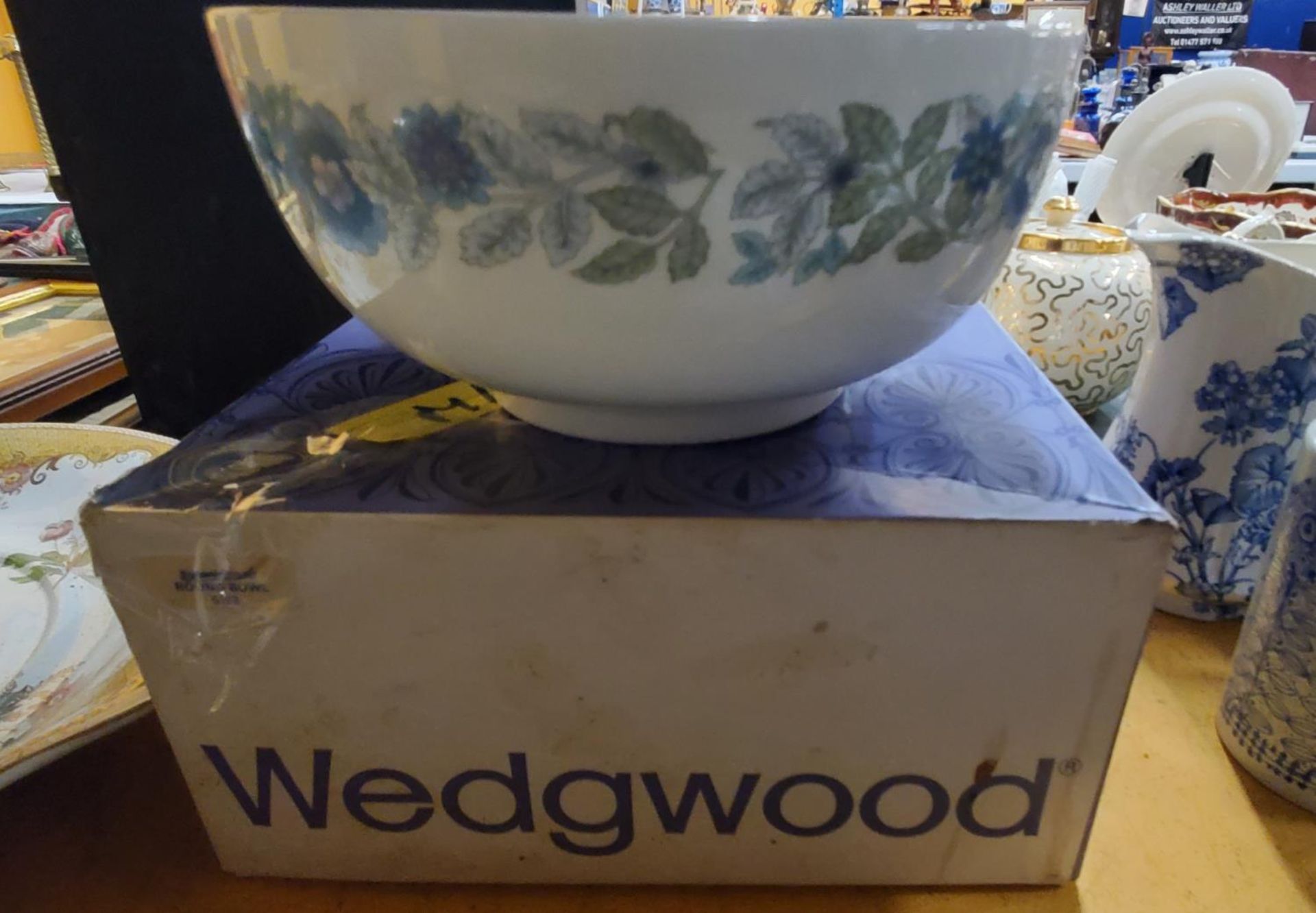 A QUANTITY OF VINTAGE CERAMICS TO INCLUDE BLUE AND WHITE SERVING BOWLS, A LARGE WEDGWOOD ' - Image 2 of 5