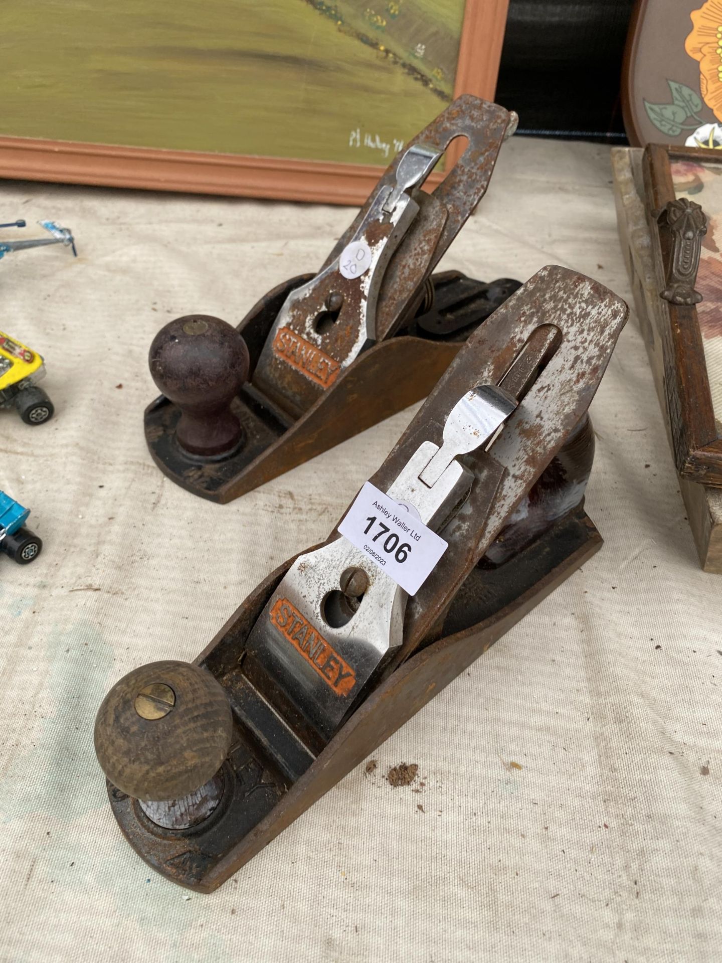 A STANLEY NO.4 WOOD PLANE AND A STANLEY NO.4 1/2 WOOD PLANE