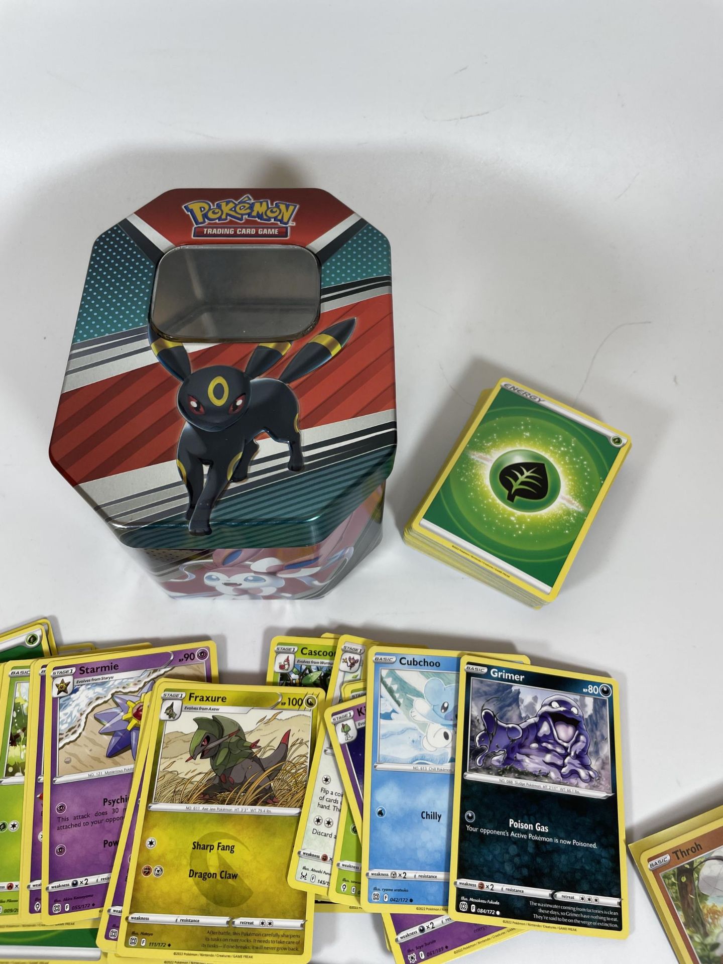 AN UMBREON TIN OF POKEMON TRADING CARDS, HOLOS ETC - Image 6 of 6