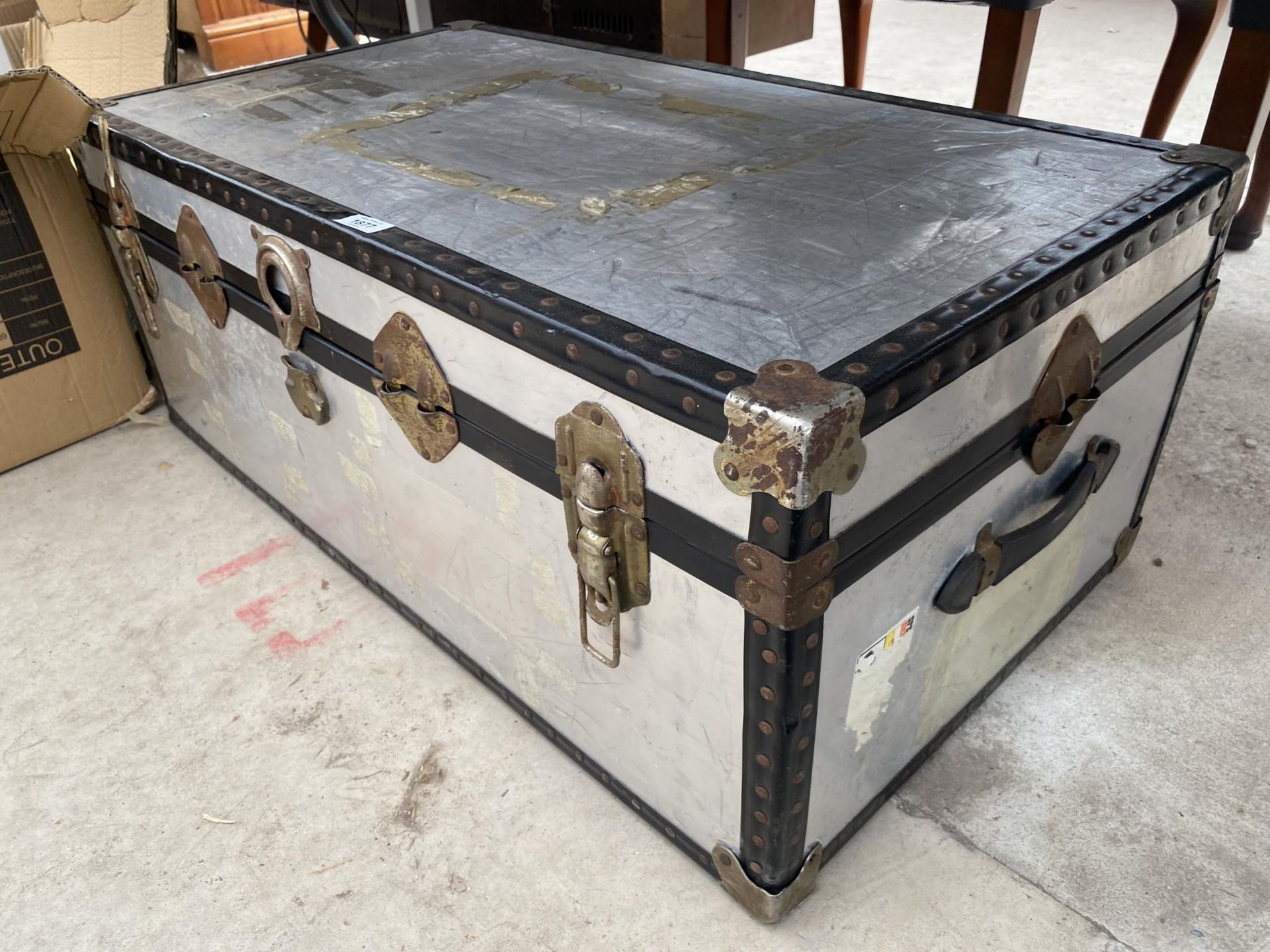A LARGE HARD CASED TRAVEL TRUNK - Image 2 of 3