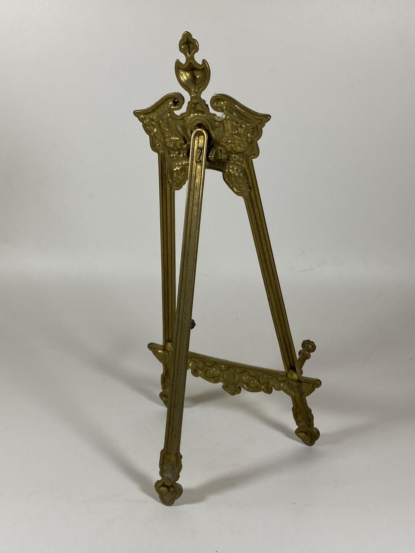 A VINTAGE BRASS ORNATE TABLE TOP EASEL, HEIGHT 31.5CM - Image 4 of 5