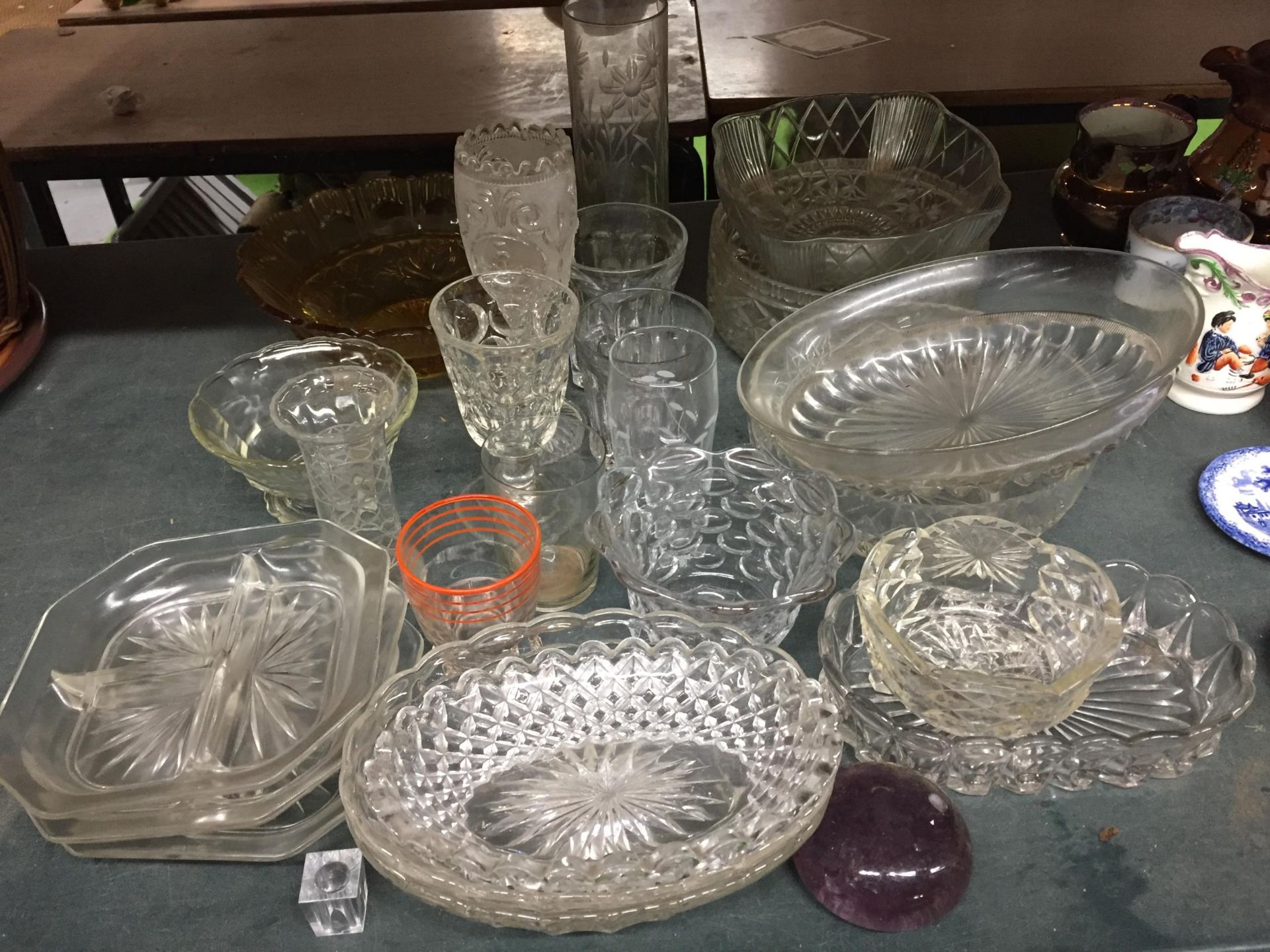 A MIXED LOT OF VINTAGE GLASSWARE, DISHES ETC