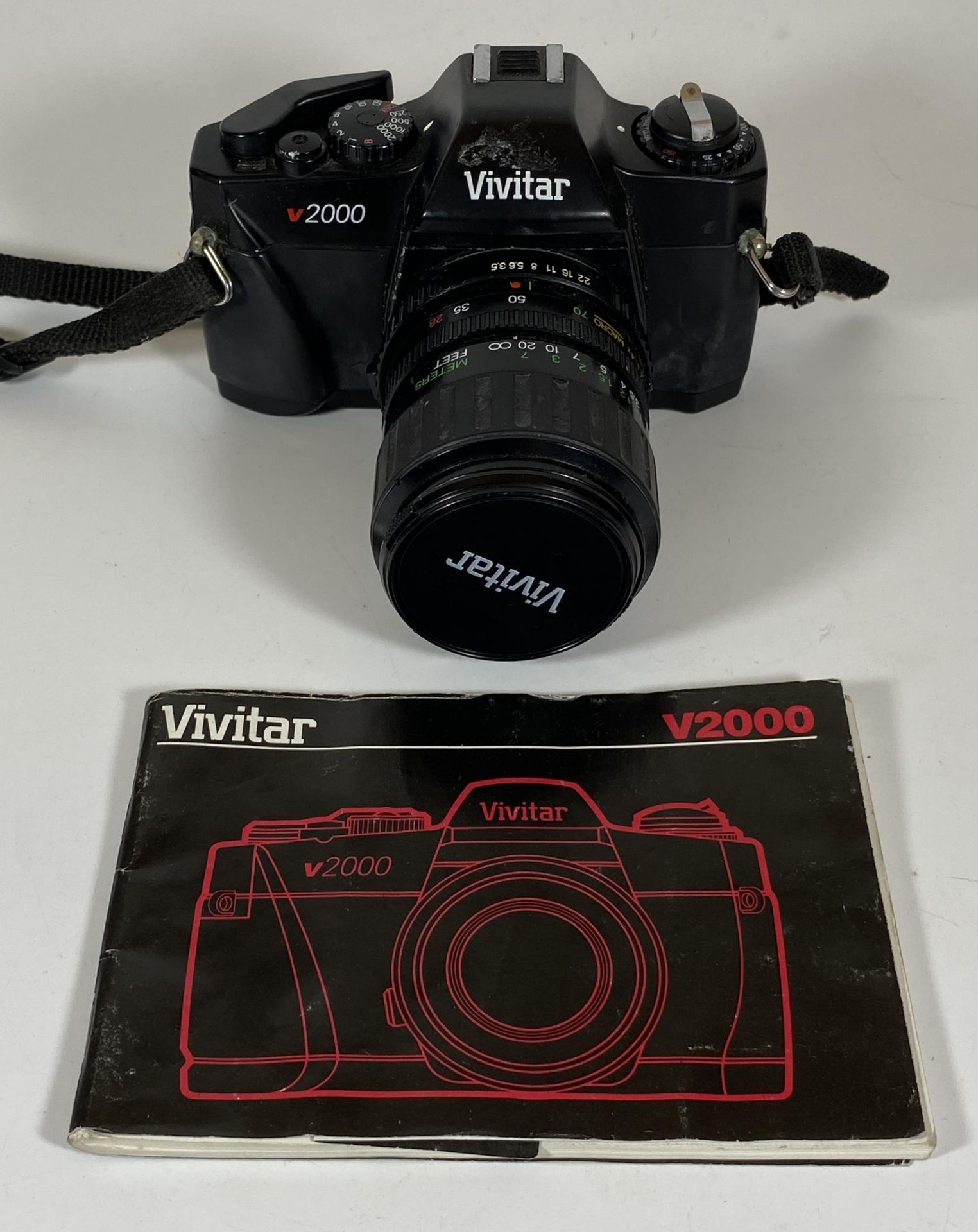 A VIVITAR V2000 CAMERA FITTED WITH VIVITAR MACRO FOCUS ZOOM 28-70MM LENS AND ORIGINAL BOOKLET