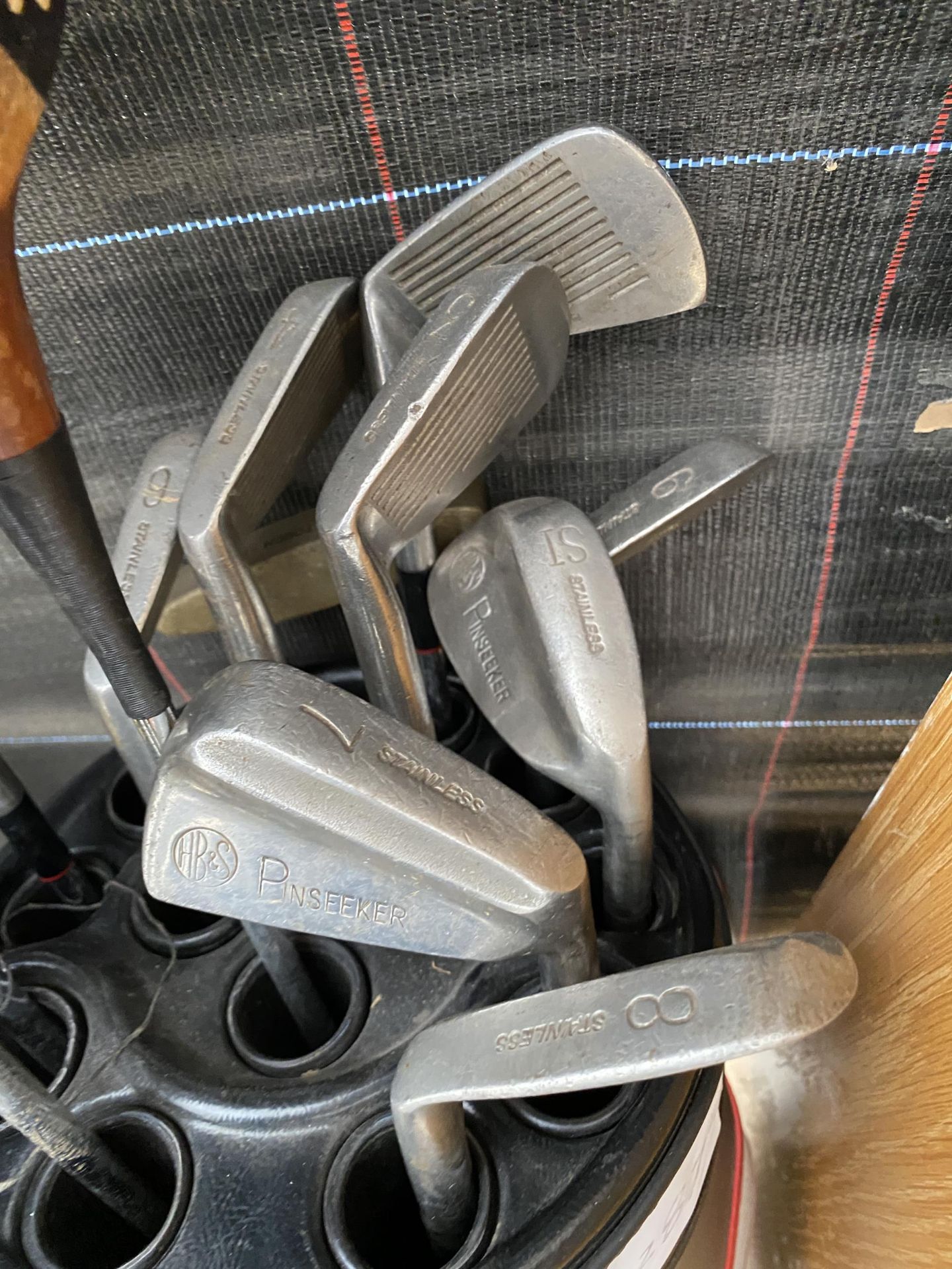 A GOLF BAG AND AN ASSORTMENT OF RETRO GOLF CLUBS - Image 3 of 6