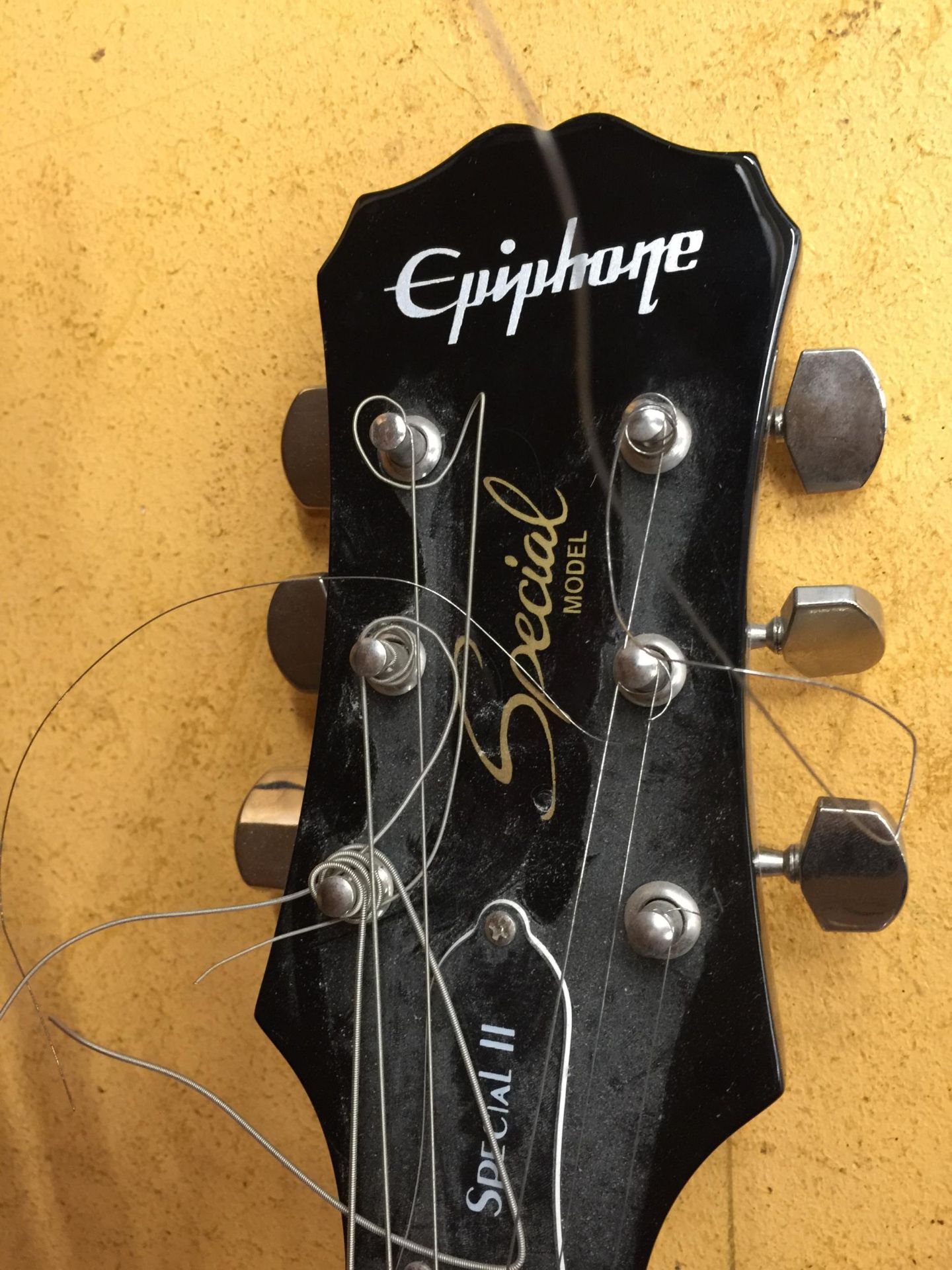 AN EPIPHONE SPECIAL II BLACK ELECTRIC GUITAR WITH STICKERS, SHOULDER STRAP AND CASE - Bild 2 aus 5