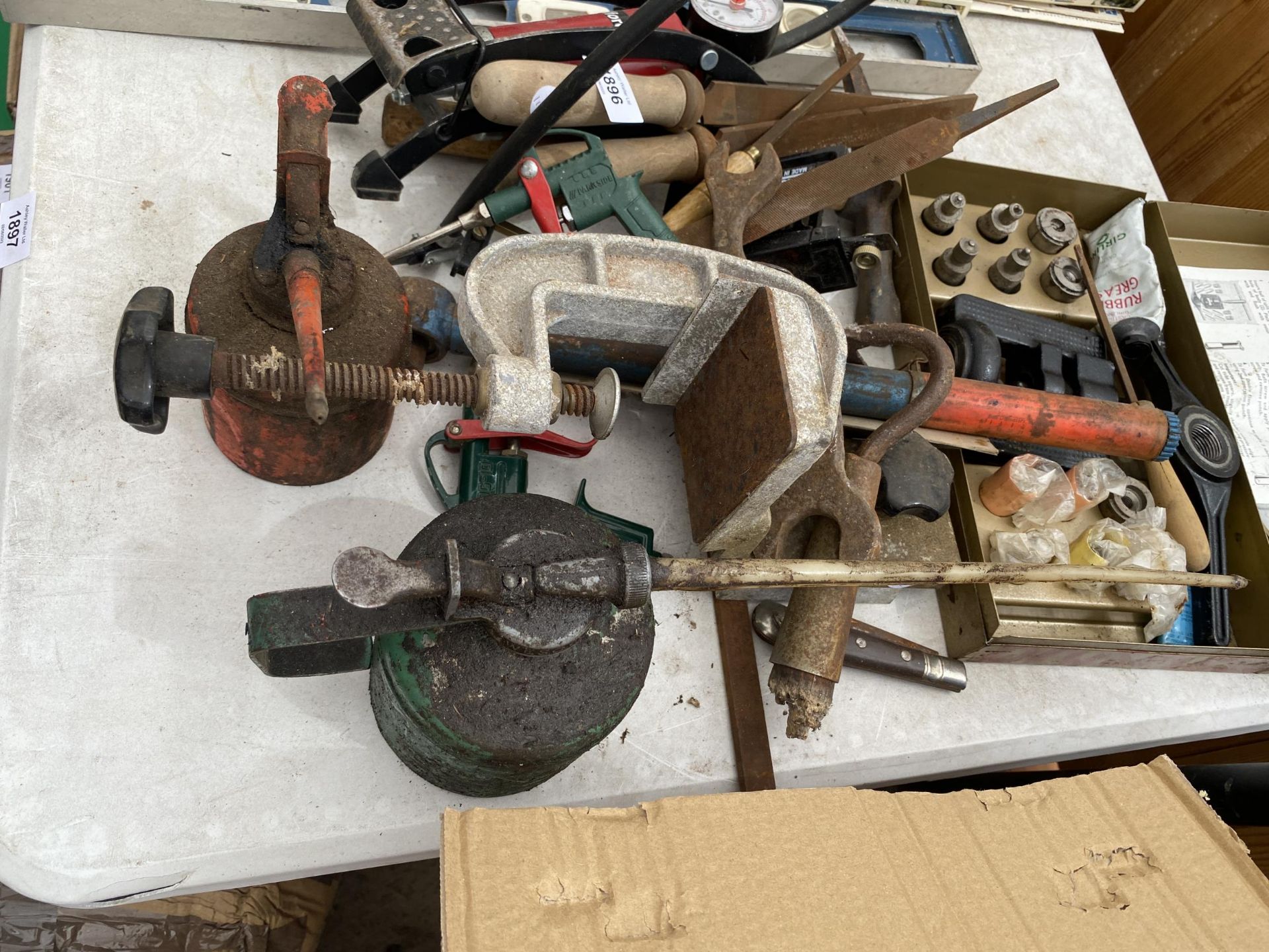 AN ASSORTMENT OF TOOLS TO INCLUDE OIL CANS, A FOOT PUMP AND FILES ETC - Image 3 of 4