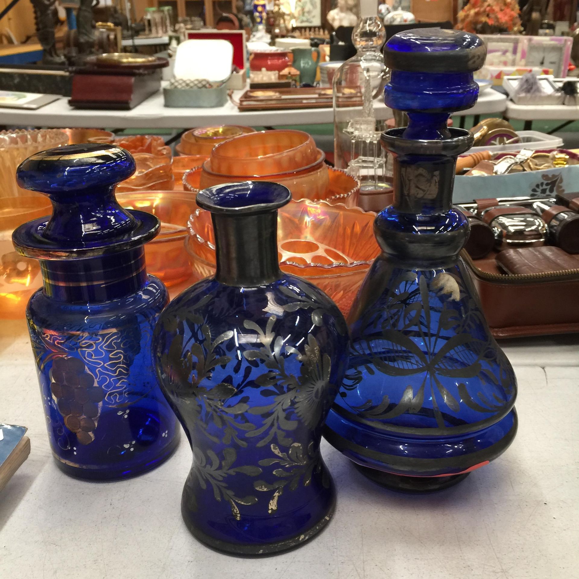 A VINTAGE BLUE GLASS WITH GILT DECORATION DECANTER, STORAGE JAR, VASE AND GLASSES PLUS FOUR - Image 4 of 4