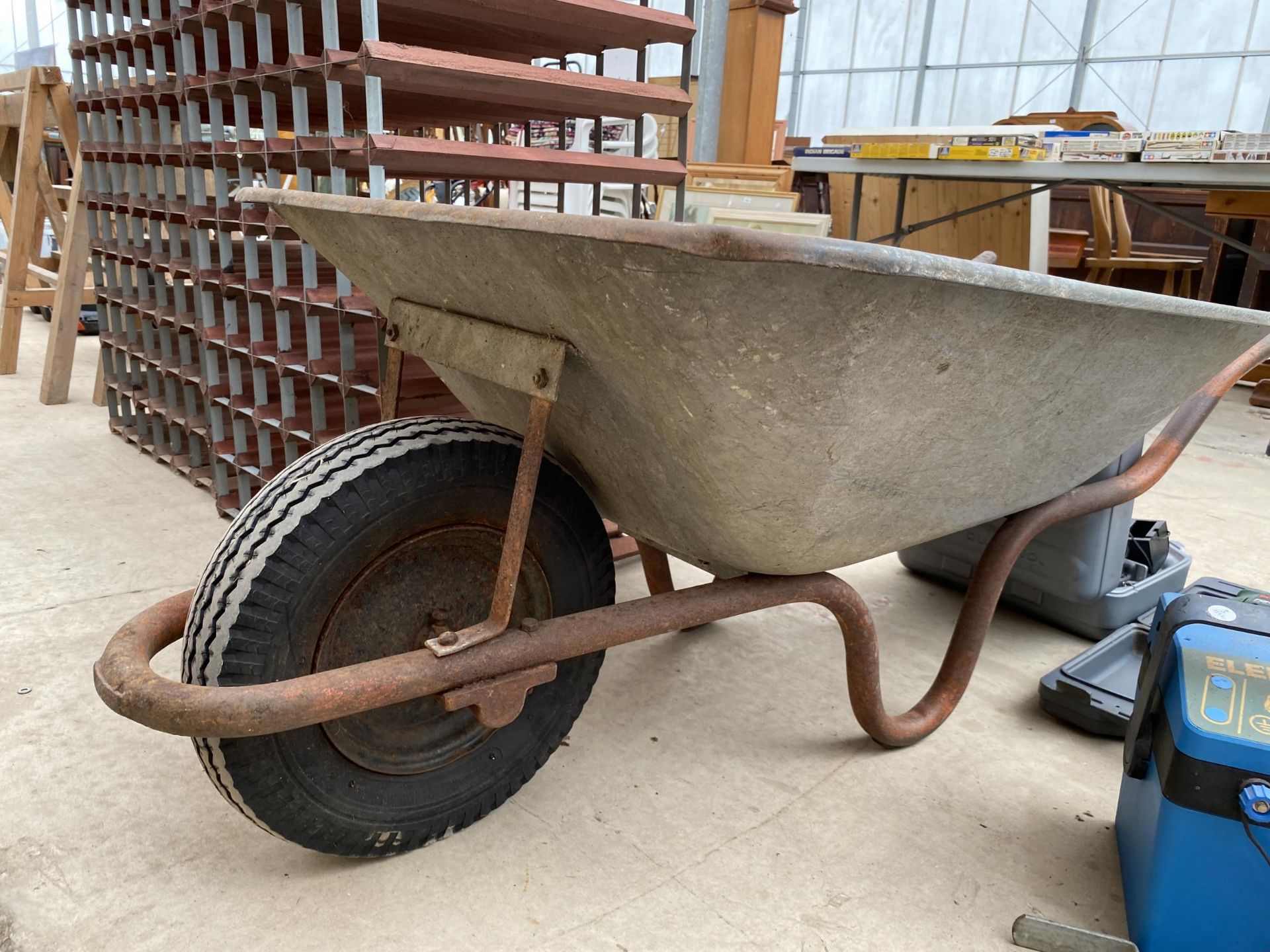 A LARGE HEAVY DUTY METAL WHEEL BARROW - Image 2 of 2