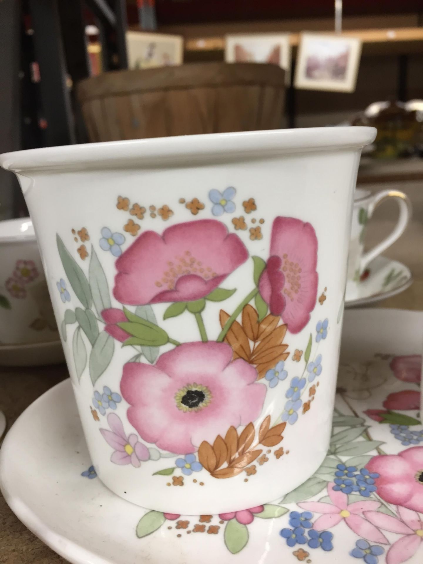 A COLLECTION WEDGWOOD MEADOW SWEET AND WILD STRAWBERRY PATTERN CHINA - Image 2 of 5