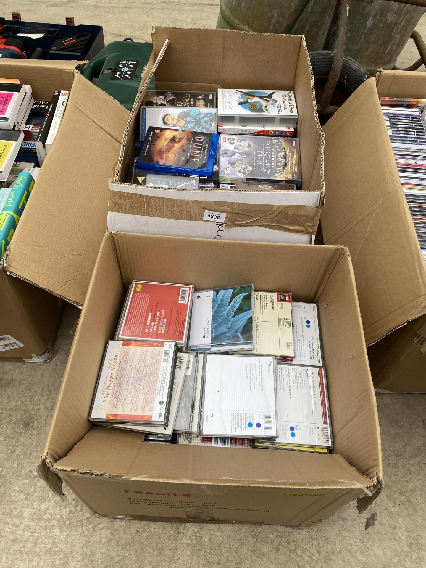 A LARGE ASSORTMENT OF CDS AND DVDS