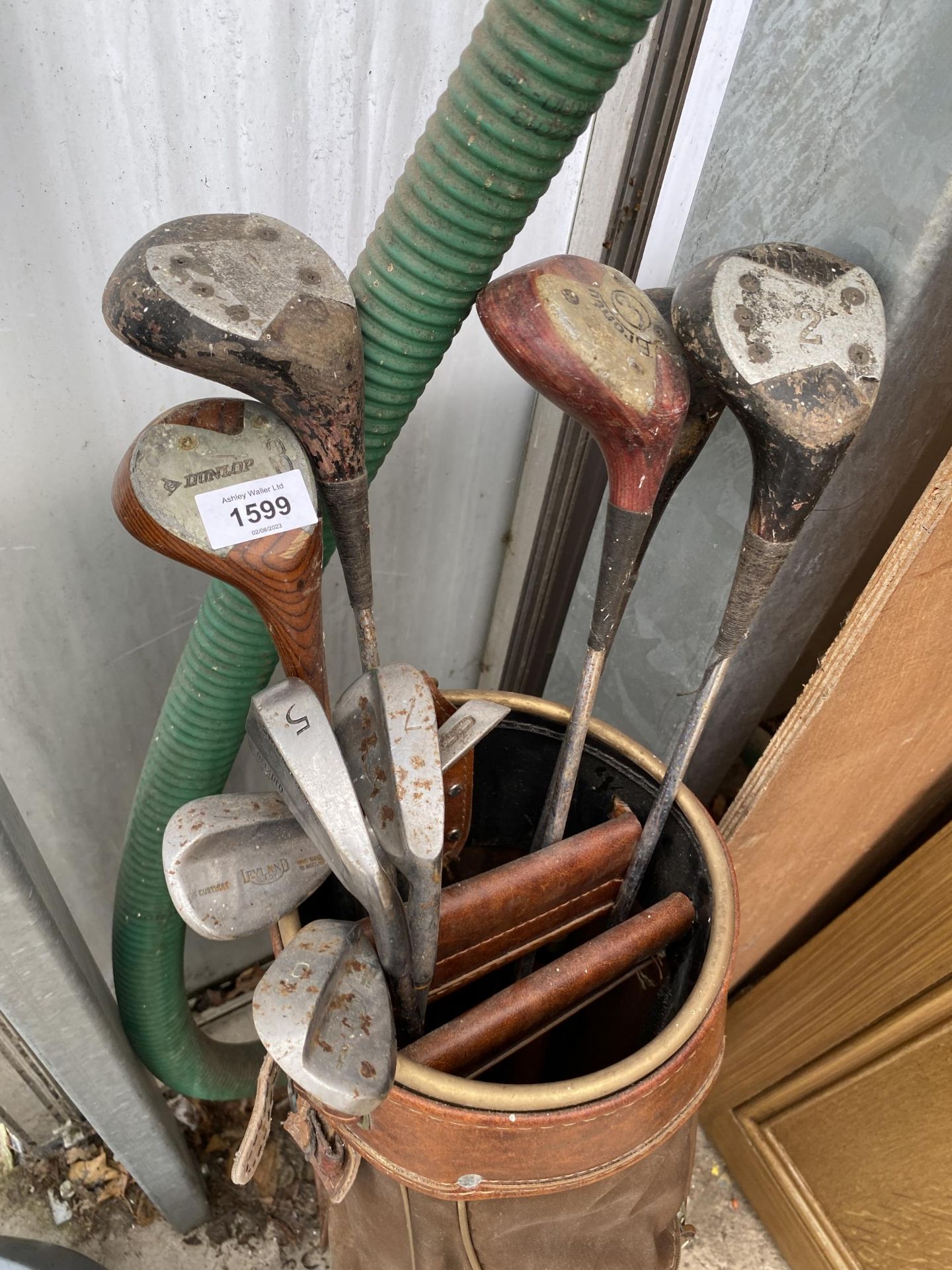 A VINTAGE GOLF BAG AND AN ASSORTMENT OF VINTAGE GOLF CLUBS - Image 2 of 3
