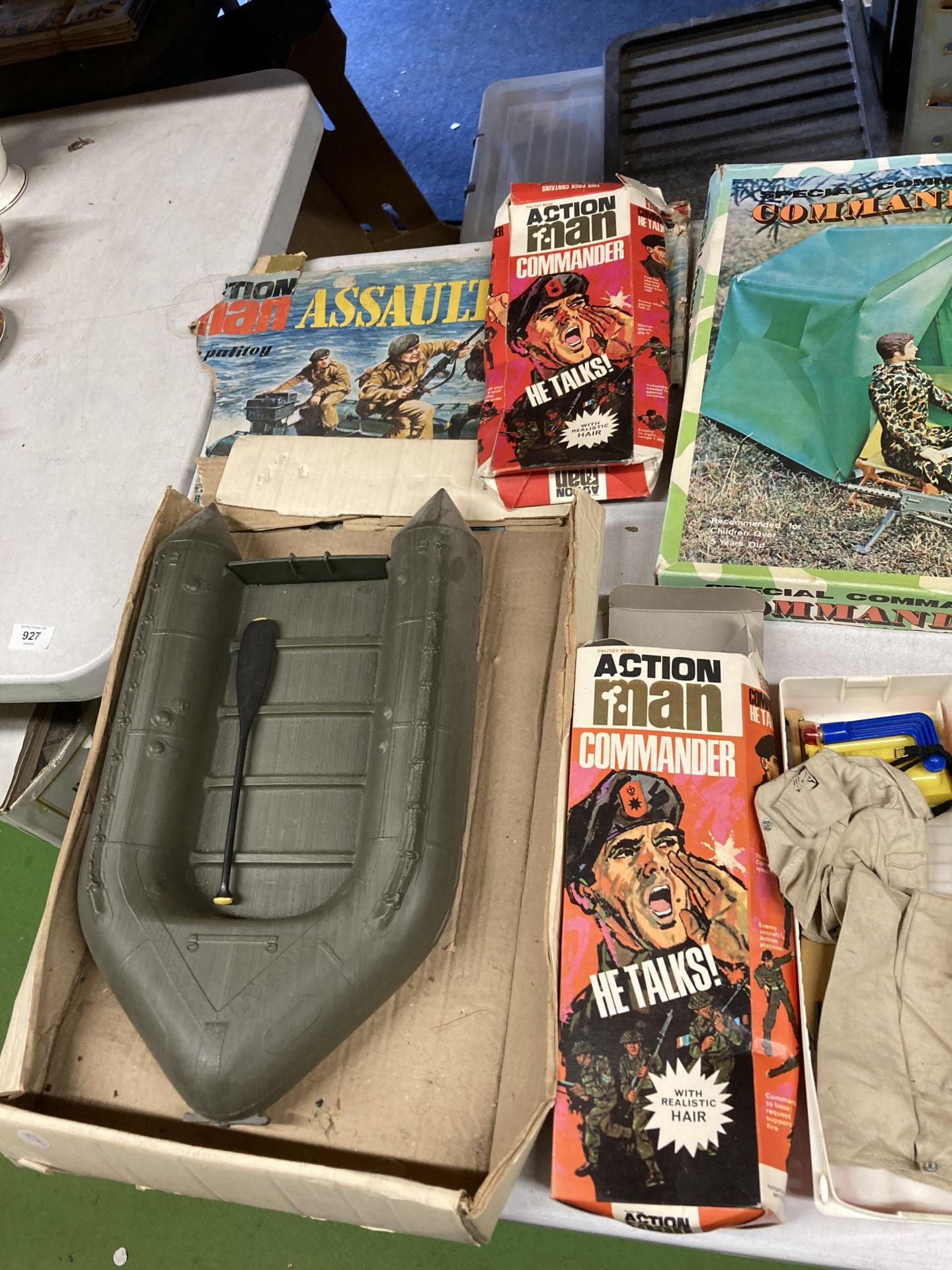 A COLLECTION OF ACTION MAN FIGURES AND ACCESSORIES, CAMP SET, DINGY, CLOTHES ETC - Image 4 of 4