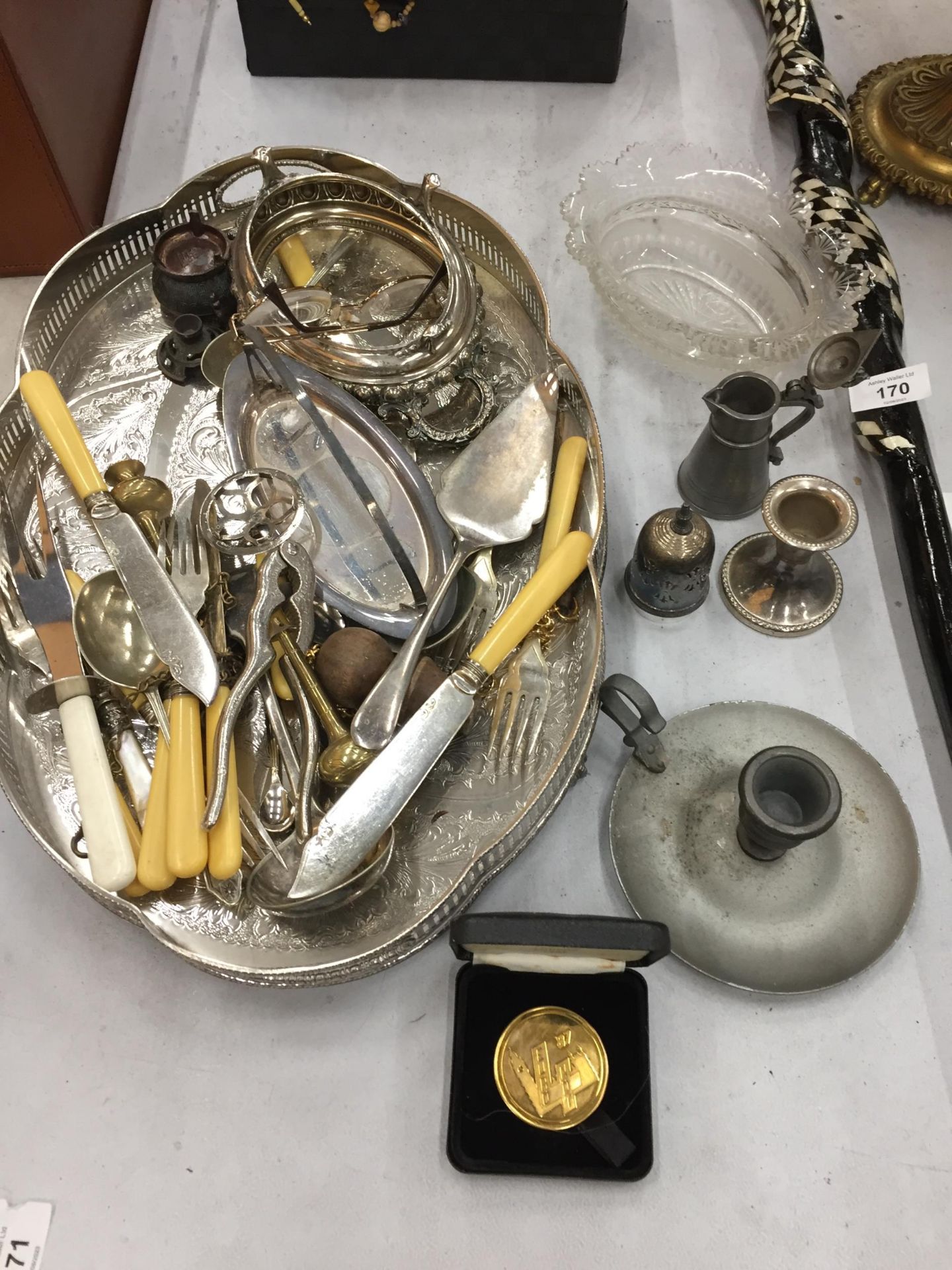 A GROUP OF SILVER AND SILVER PLATE TO INCLUDE FLATWARE AND DRINKS TRAY ETC